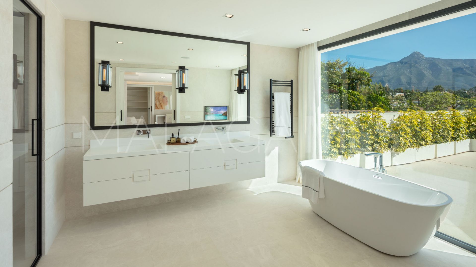 Villa for sale in Nueva Andalucia