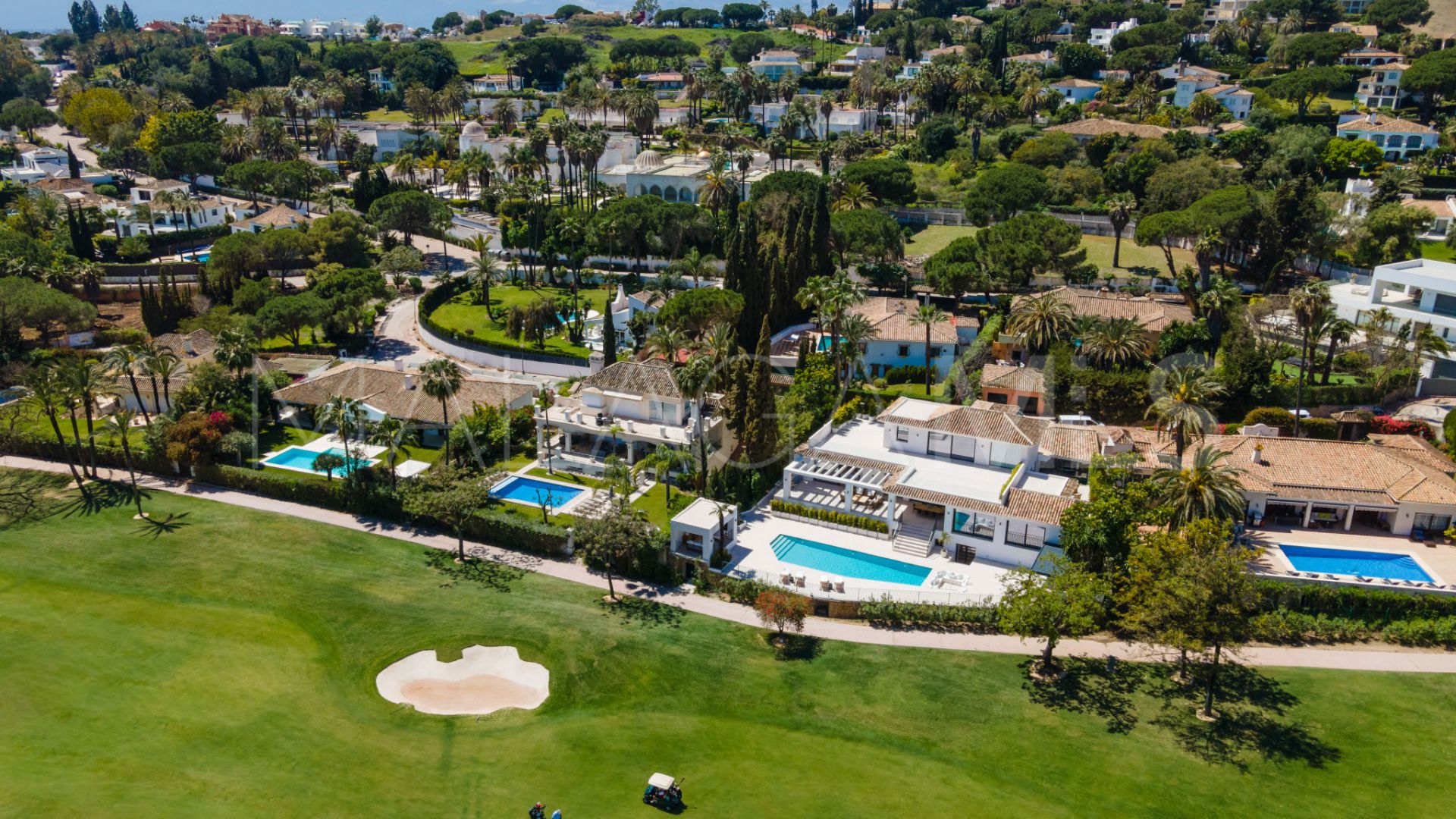 Villa for sale in Nueva Andalucia