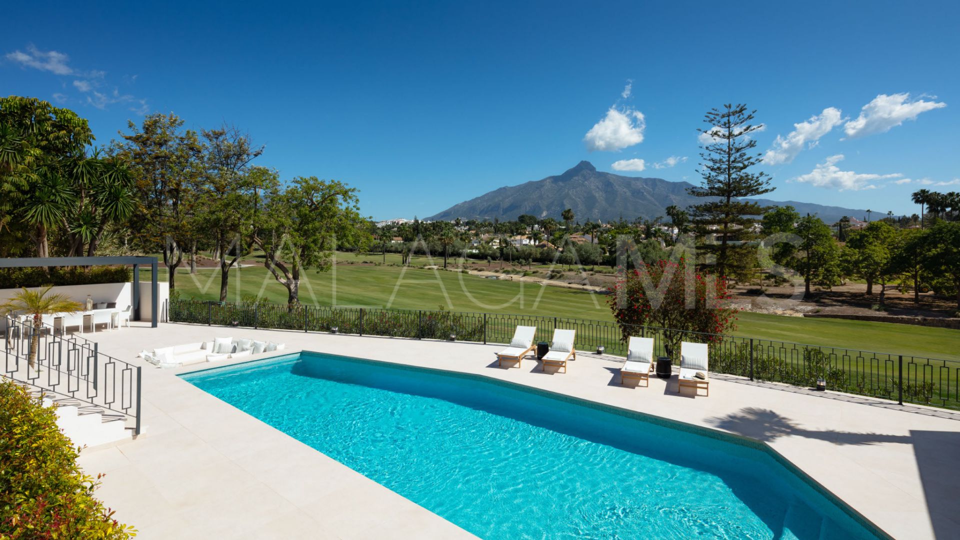 Villa for sale in Nueva Andalucia