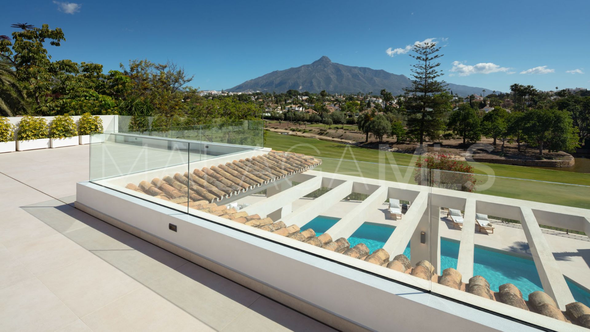 Villa for sale in Nueva Andalucia