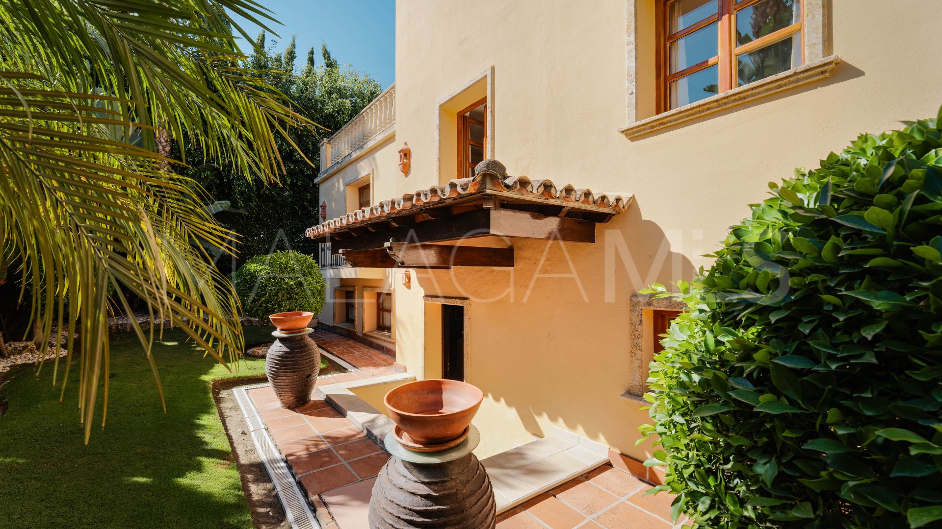 Buy Nueva Andalucia villa with 5 bedrooms