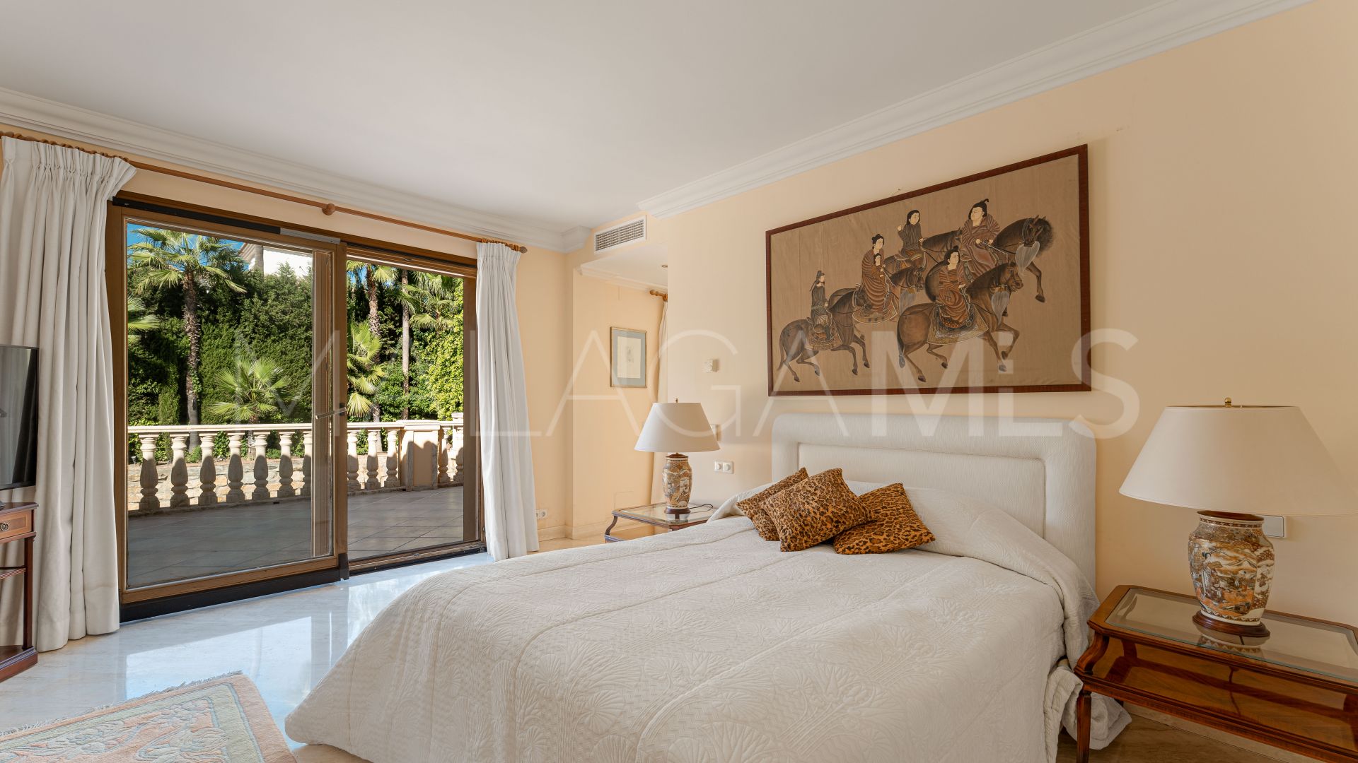 Buy Nueva Andalucia villa with 5 bedrooms