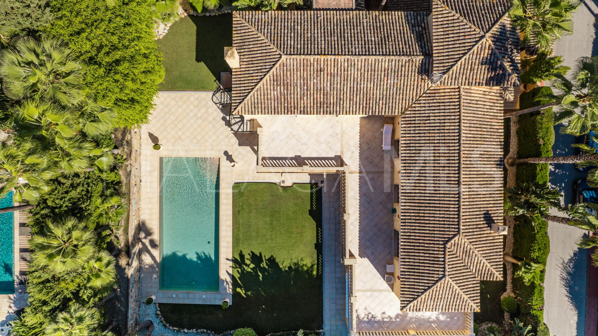 Buy Nueva Andalucia villa with 5 bedrooms