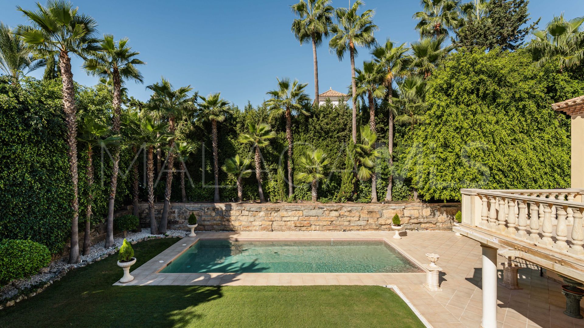 Buy Nueva Andalucia villa with 5 bedrooms