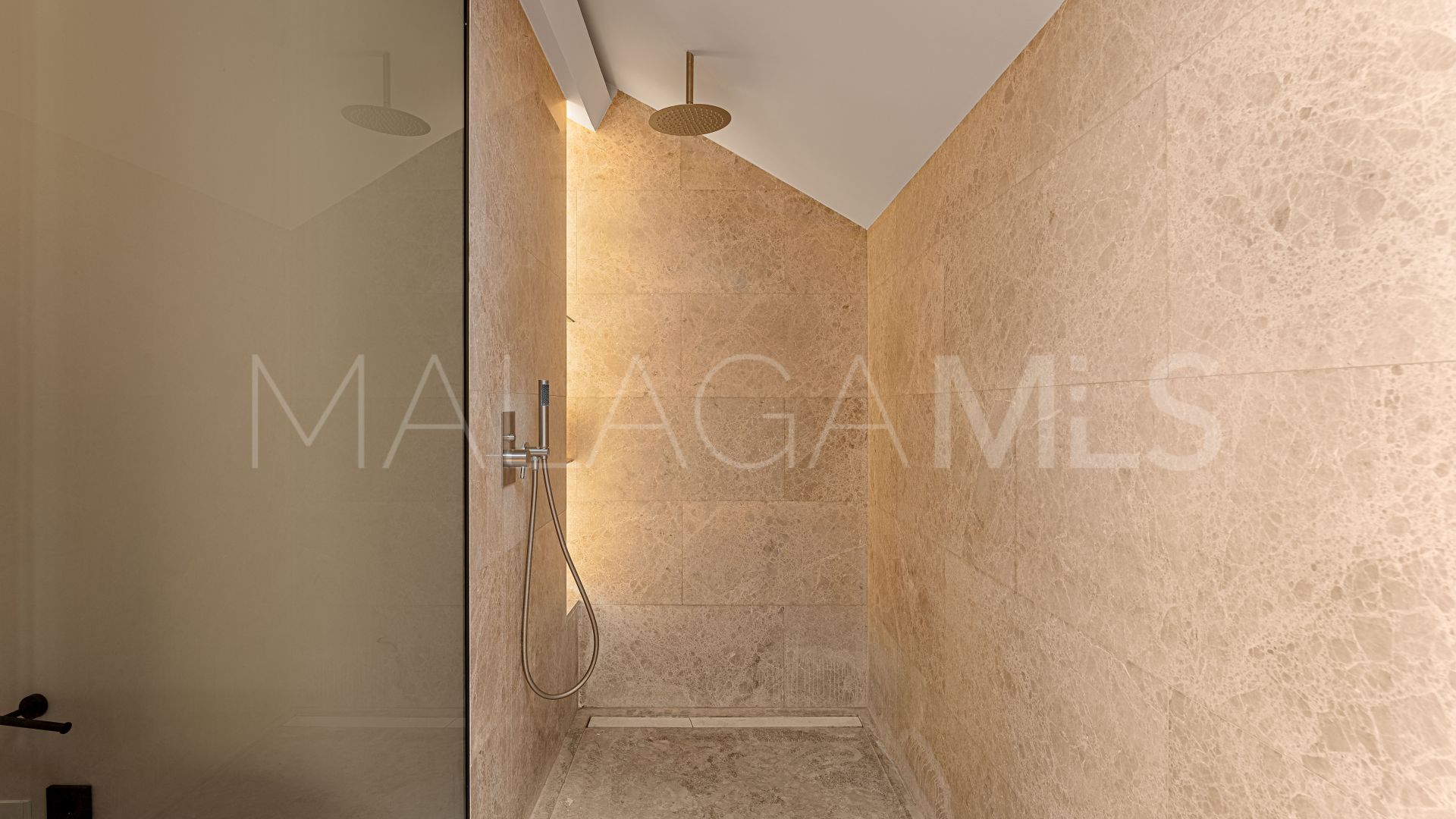 Buy duplex penthouse in Lomas del Rey