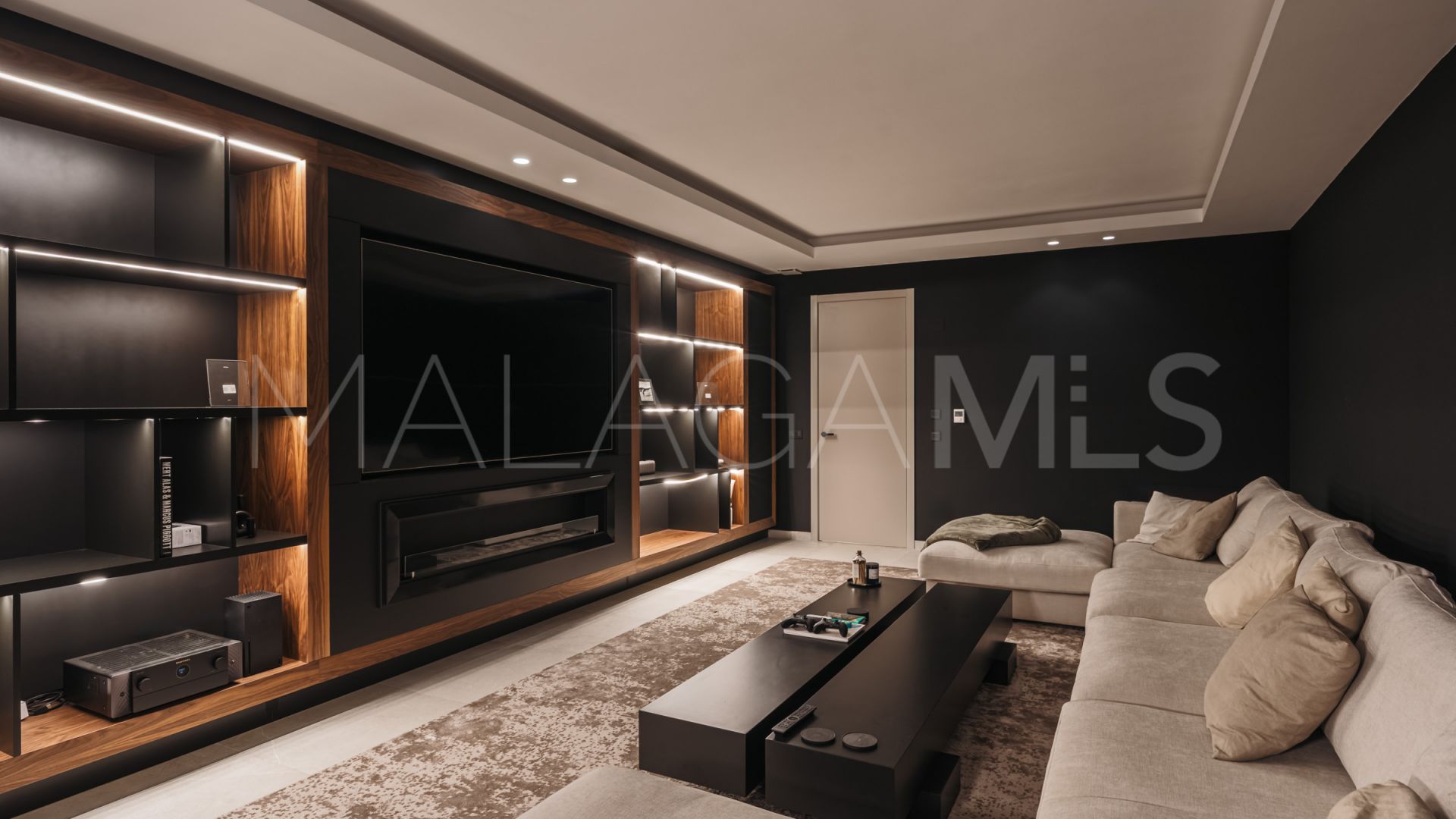 Villa for sale in Elviria