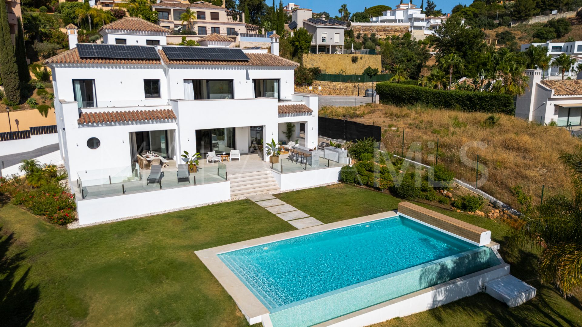 Villa for sale in Elviria