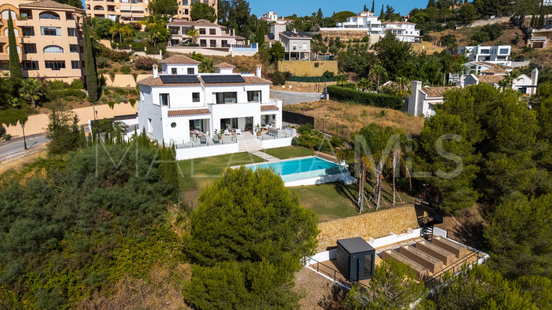 Villa for sale in Elviria