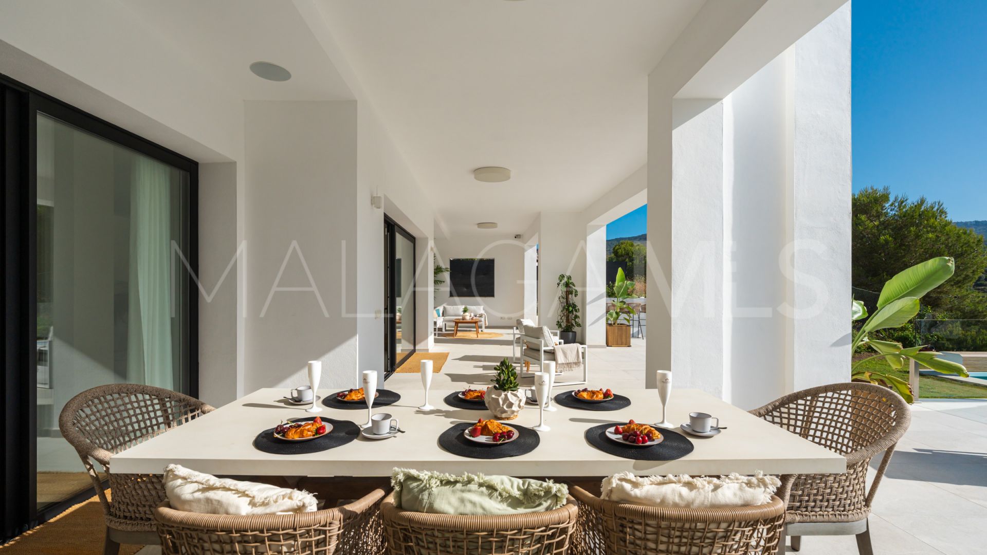 Villa for sale in Elviria