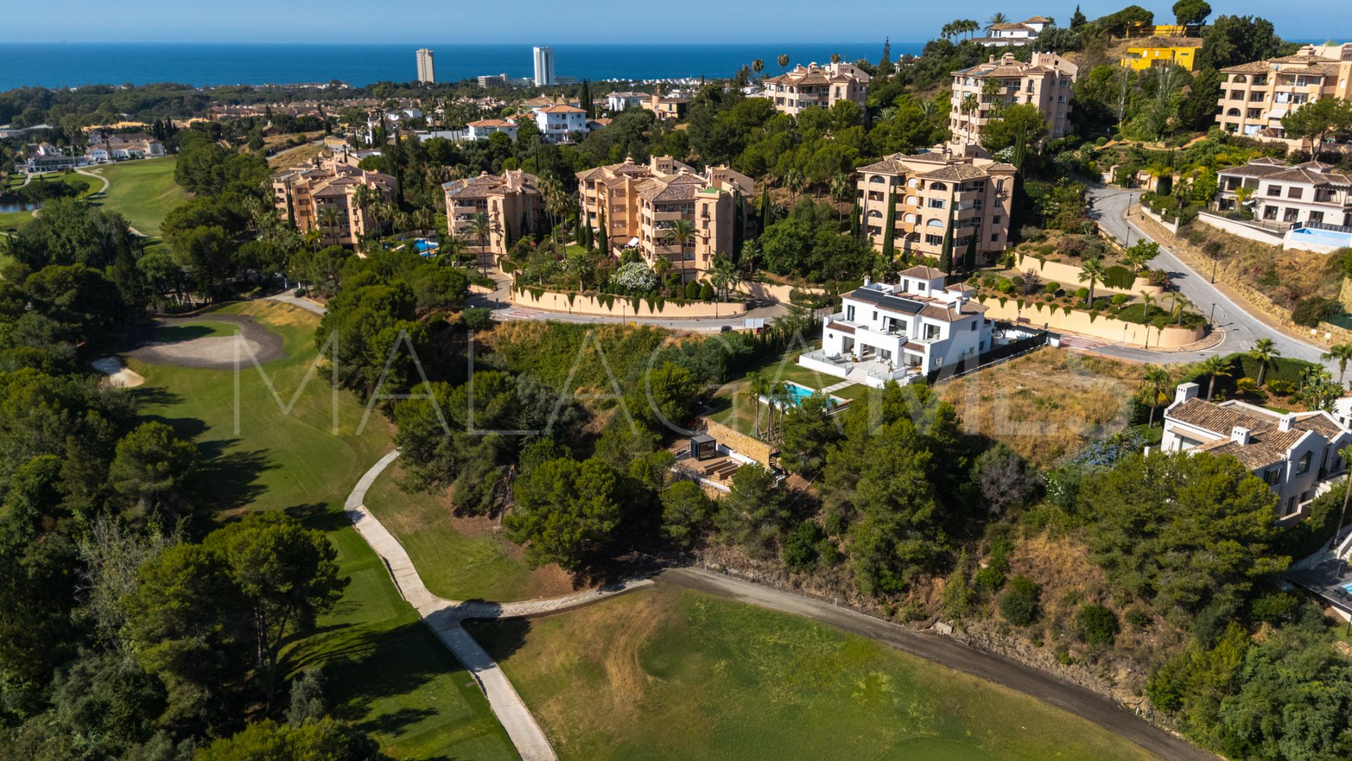 Villa for sale in Elviria