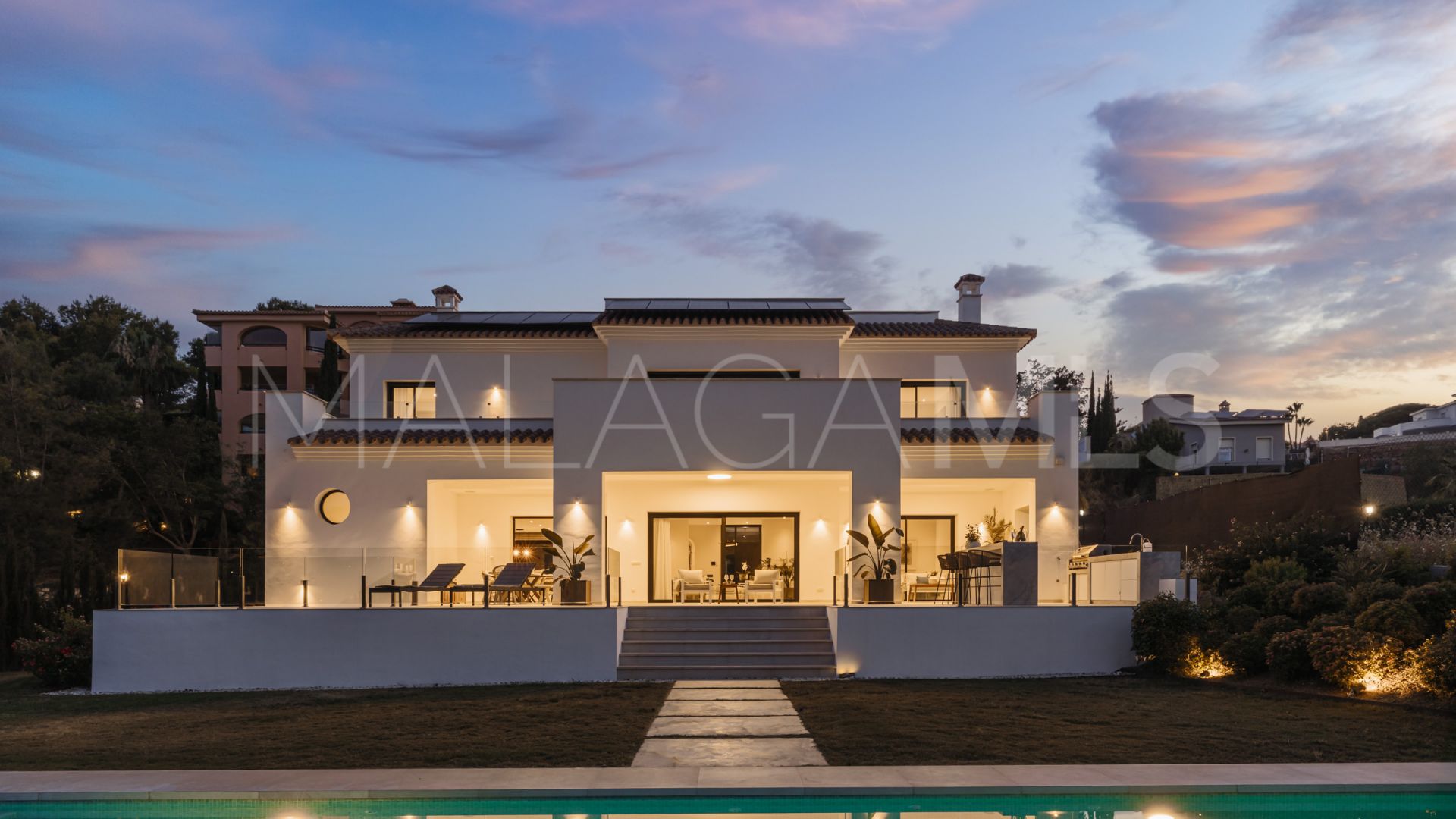 Villa for sale in Elviria