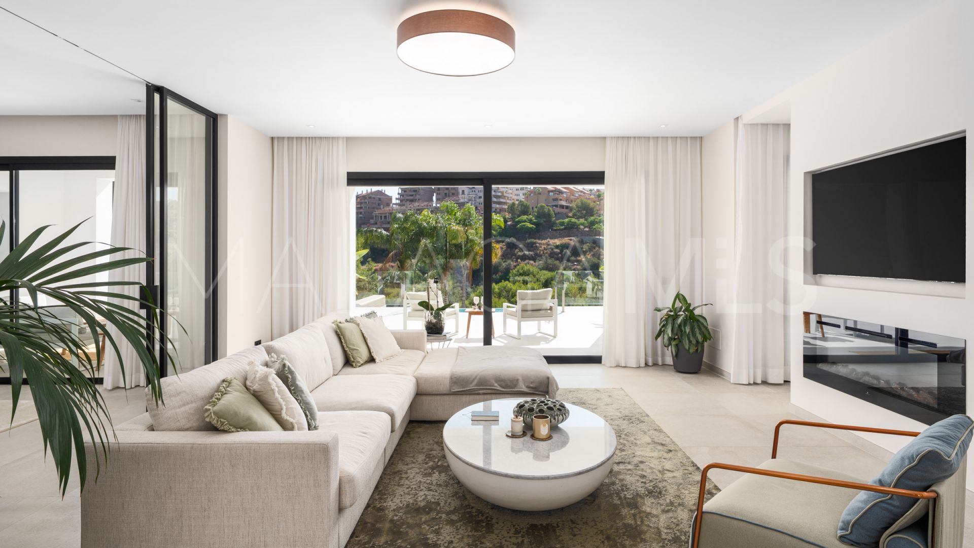 Villa for sale in Elviria