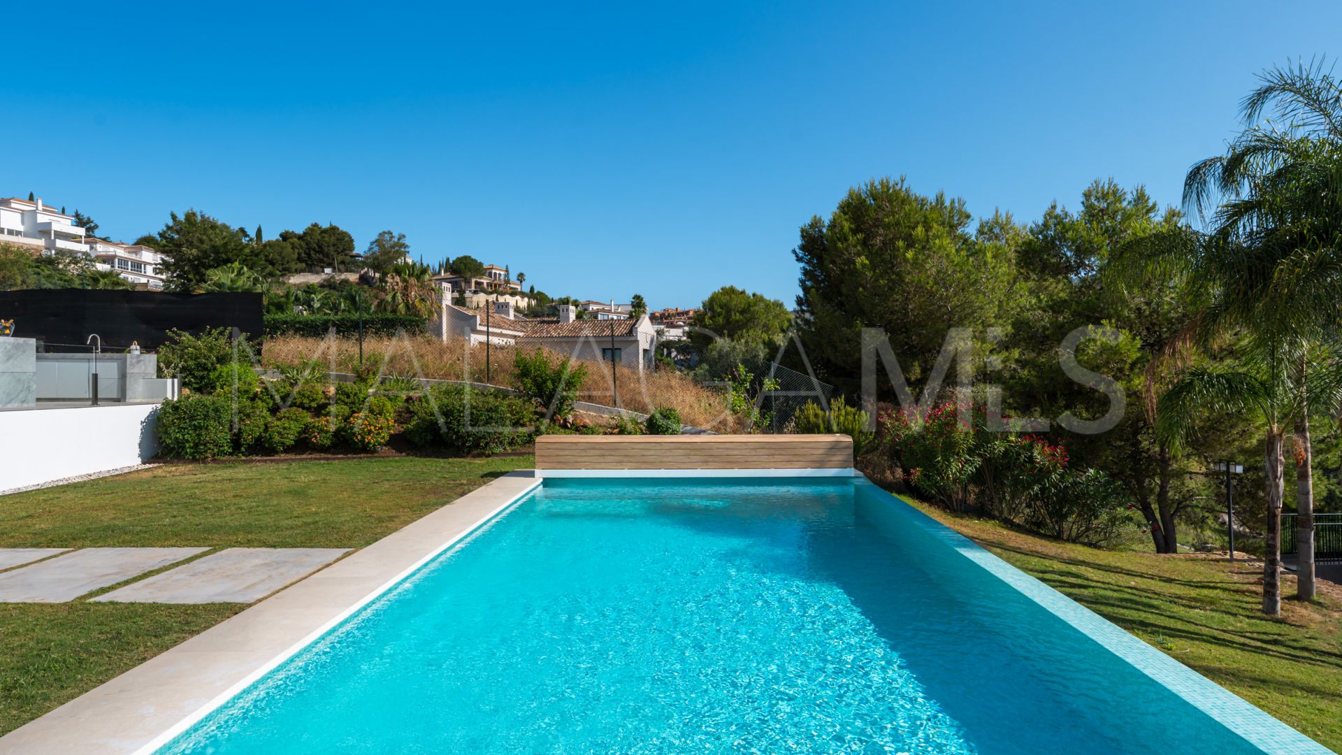 Villa for sale in Elviria