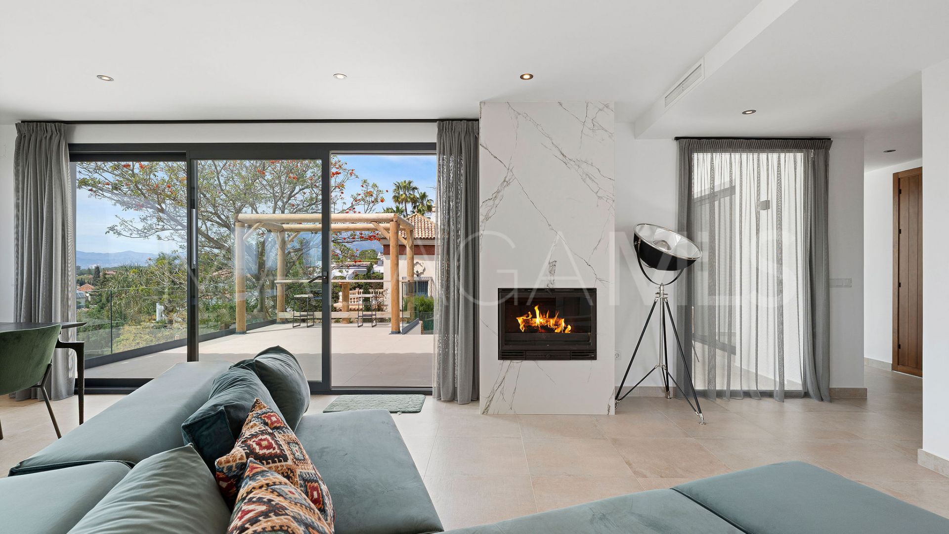 Buy villa with 4 bedrooms in Elviria