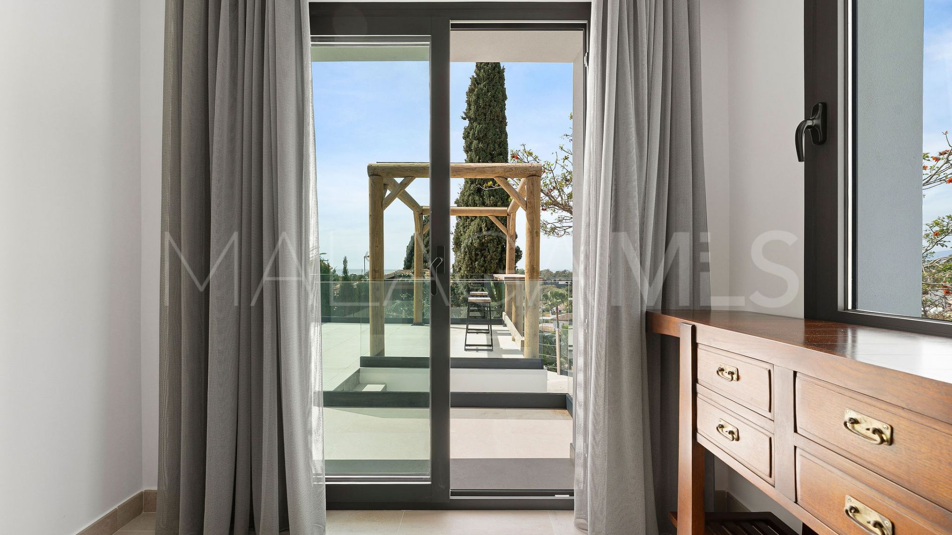 Buy villa with 4 bedrooms in Elviria