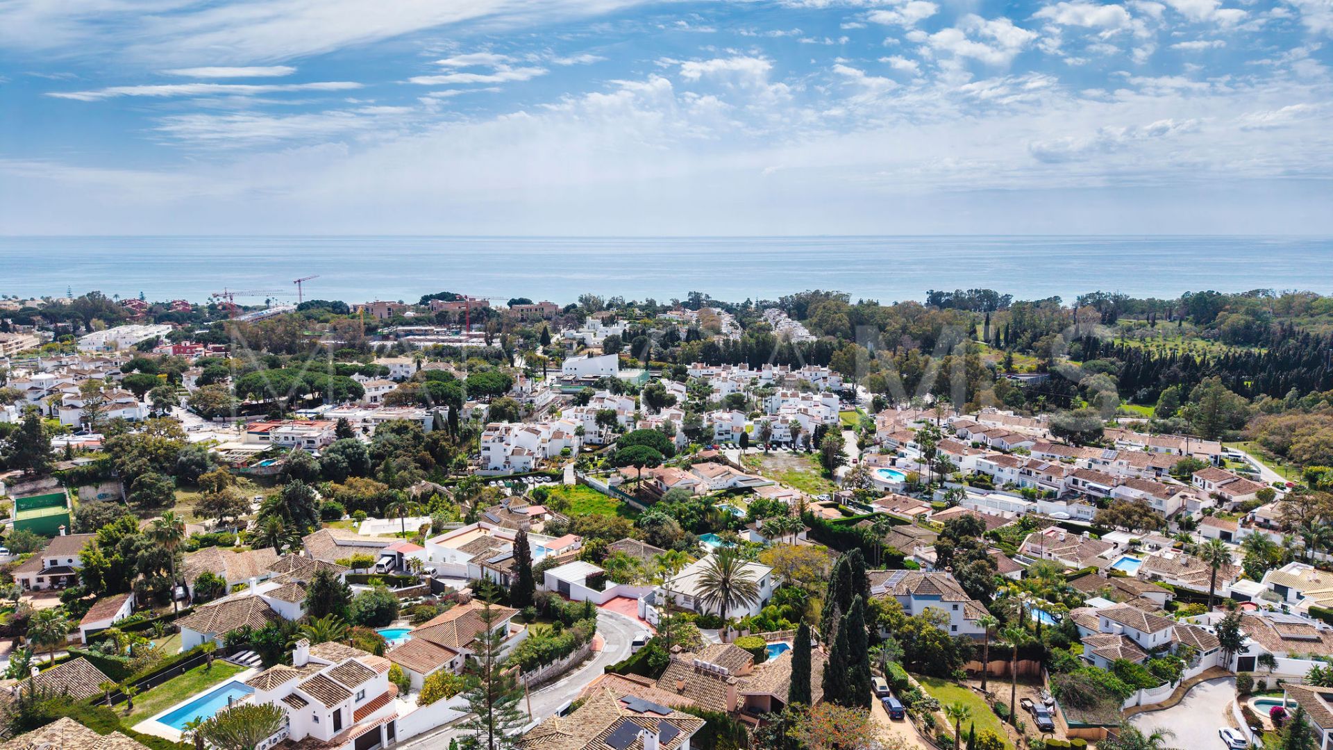 Buy villa with 4 bedrooms in Elviria