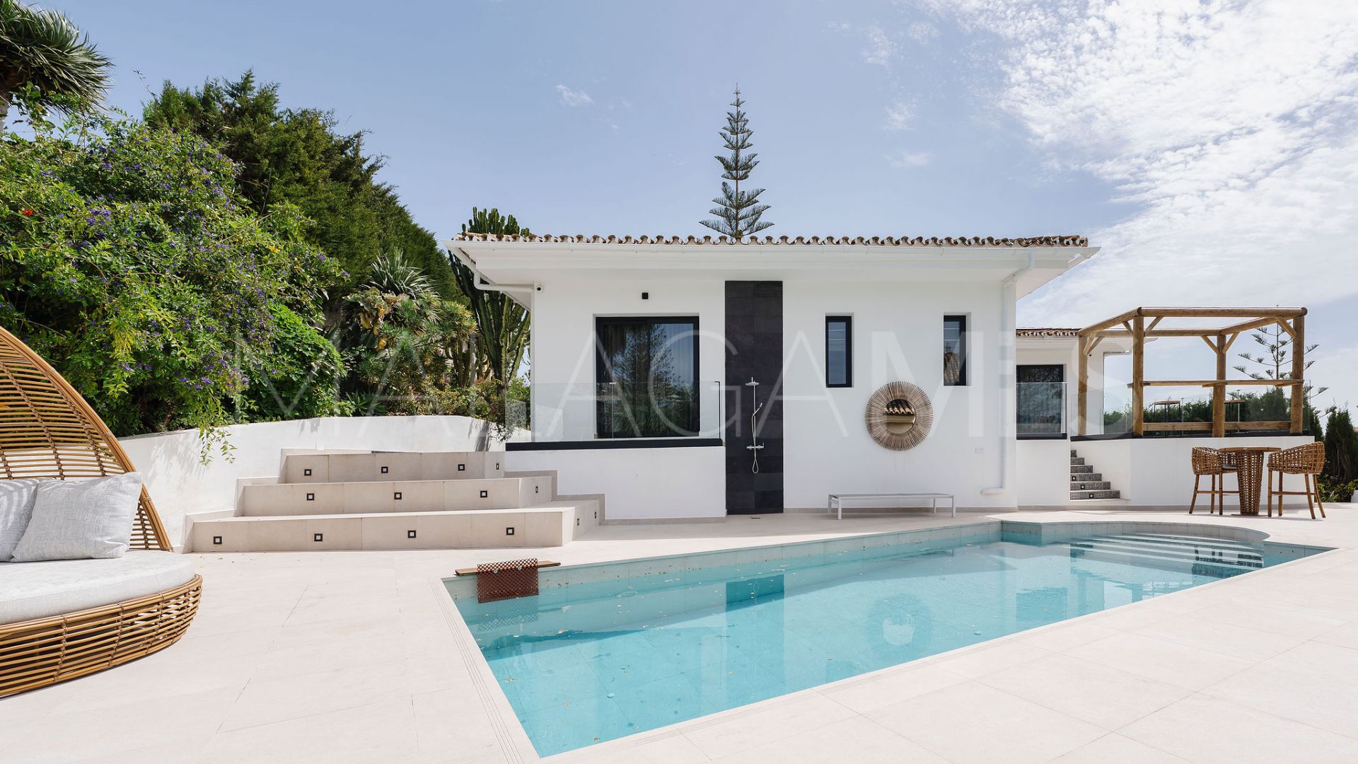 Buy villa with 4 bedrooms in Elviria