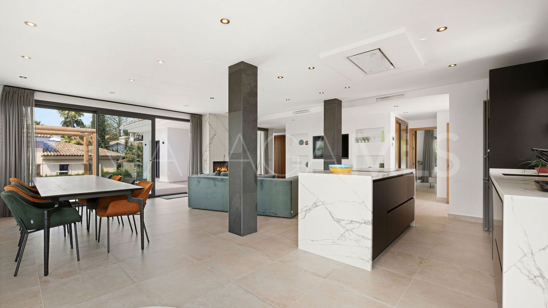 Buy villa with 4 bedrooms in Elviria