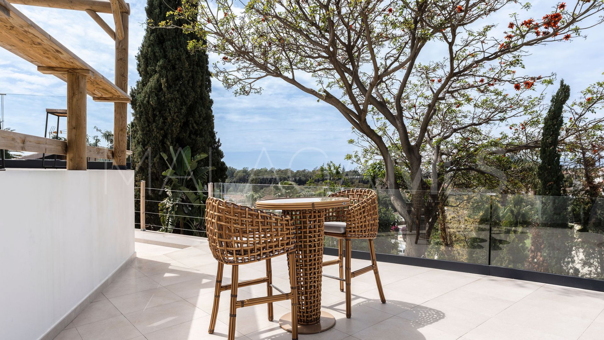 Buy villa with 4 bedrooms in Elviria