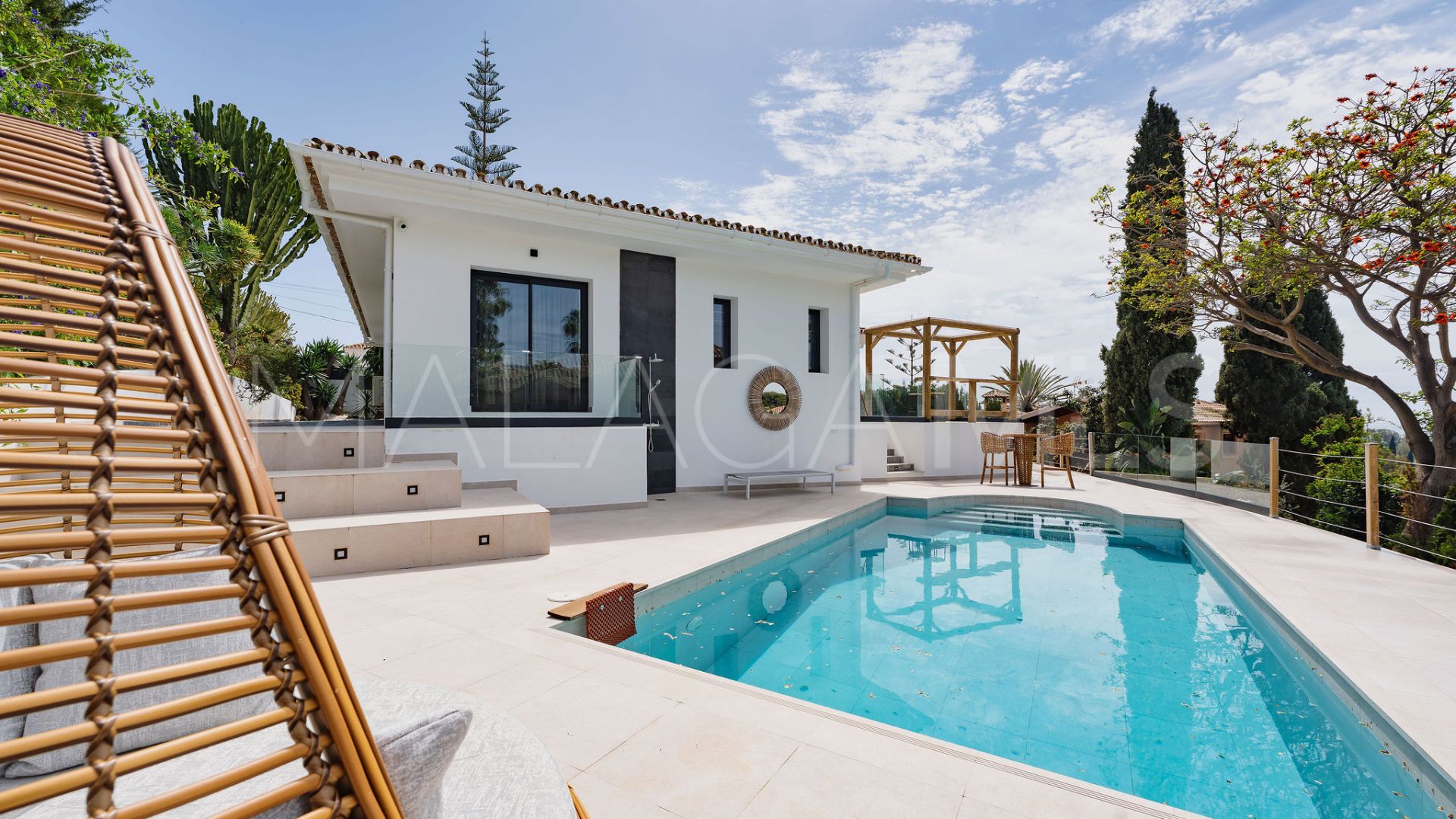Buy villa with 4 bedrooms in Elviria