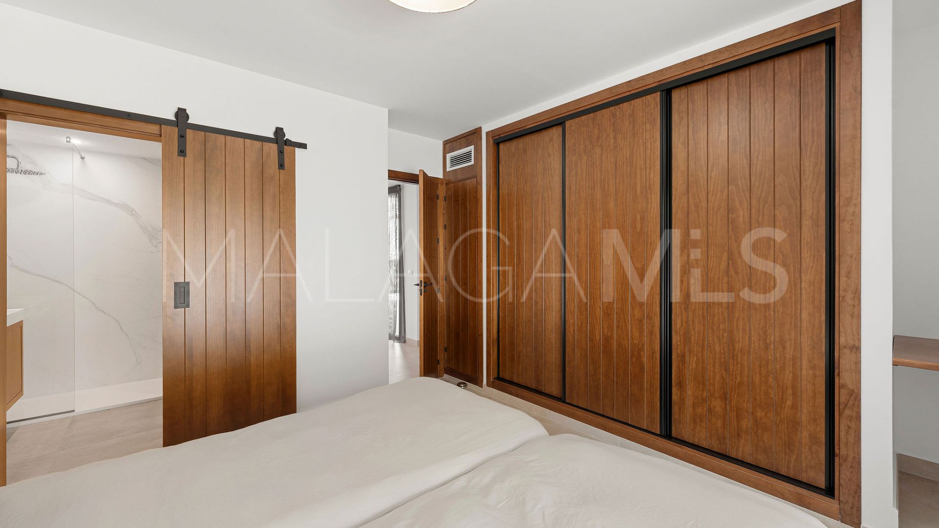 Buy villa with 4 bedrooms in Elviria