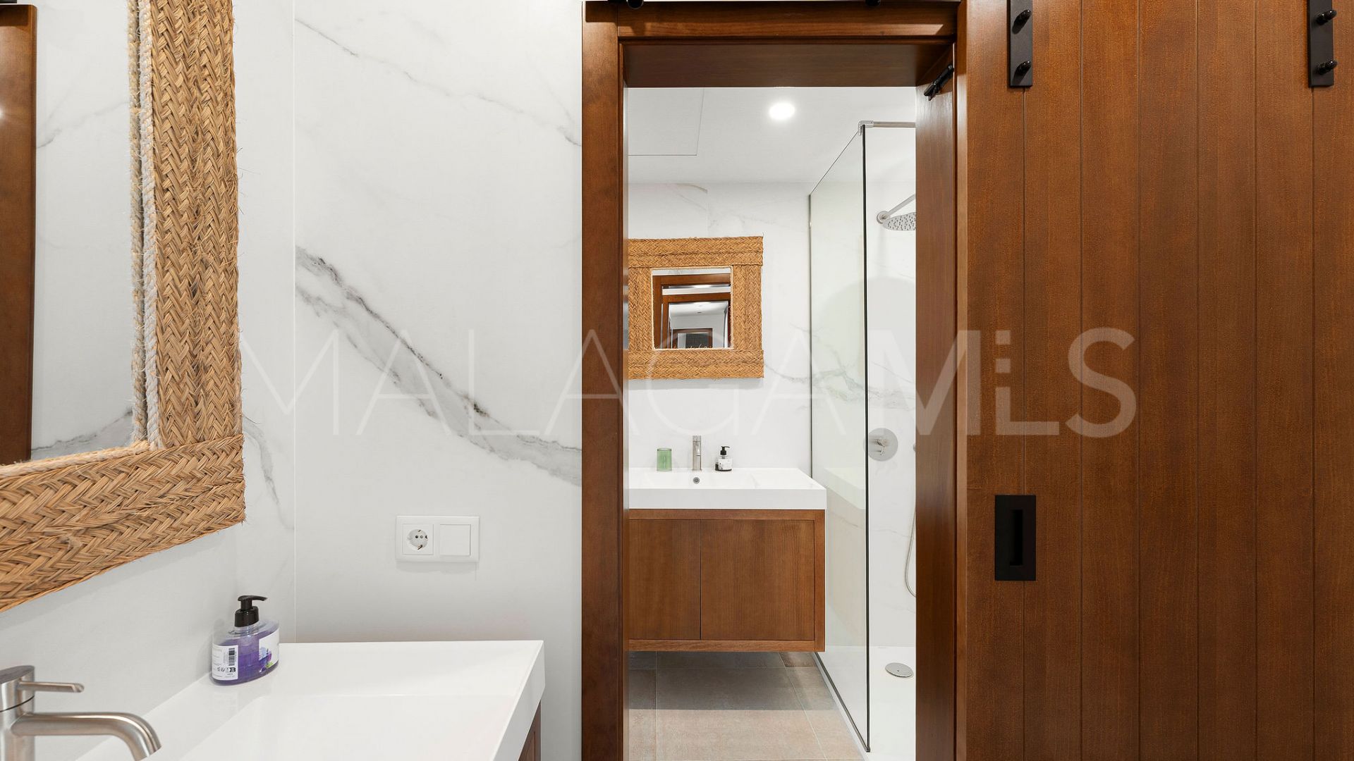 Buy villa with 4 bedrooms in Elviria