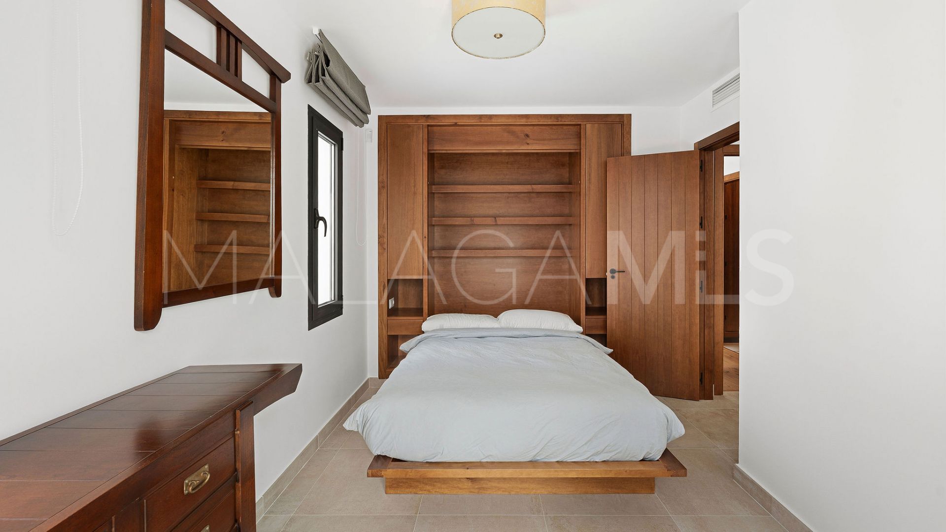 Buy villa with 4 bedrooms in Elviria