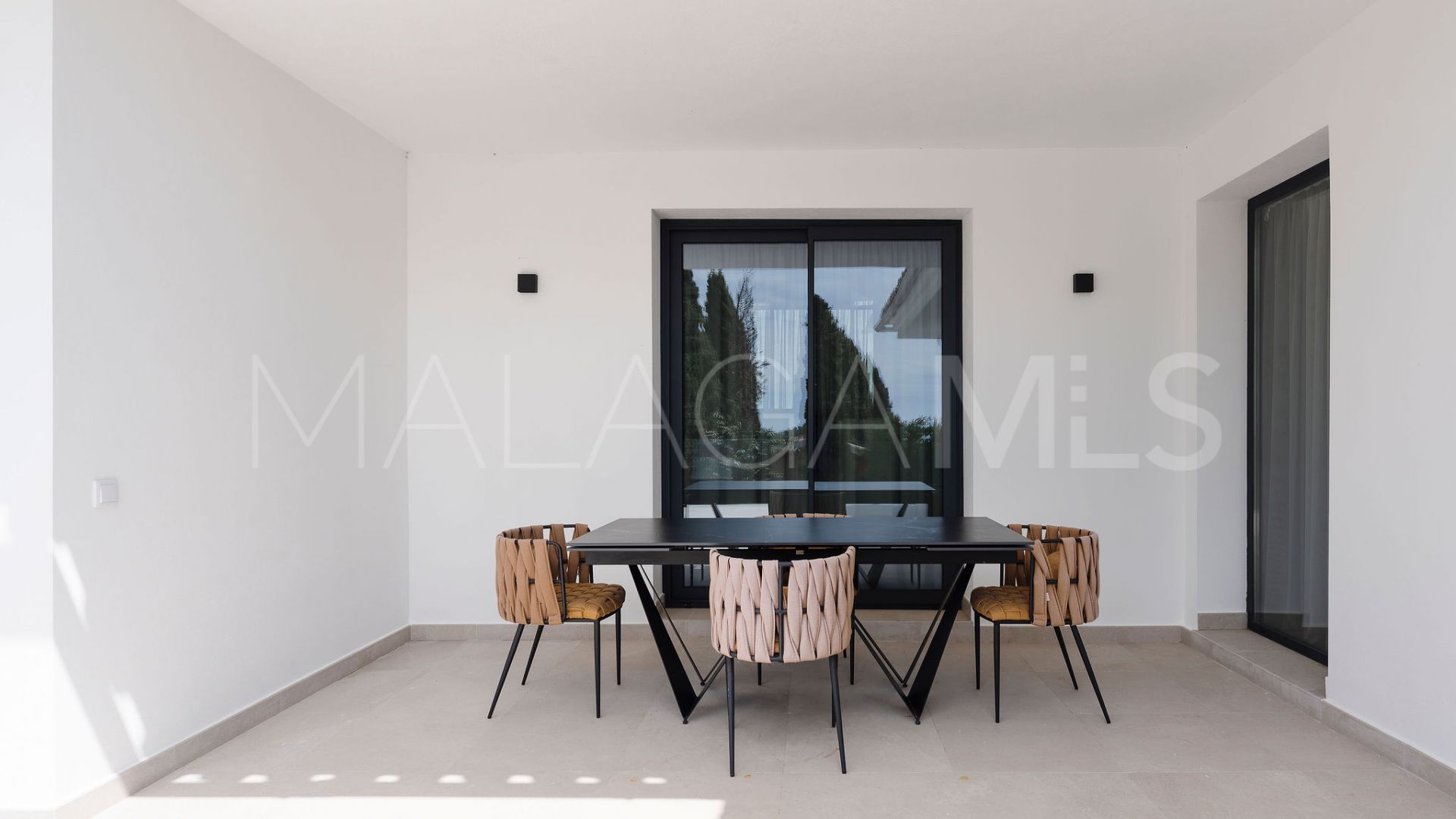 Buy villa with 4 bedrooms in Elviria