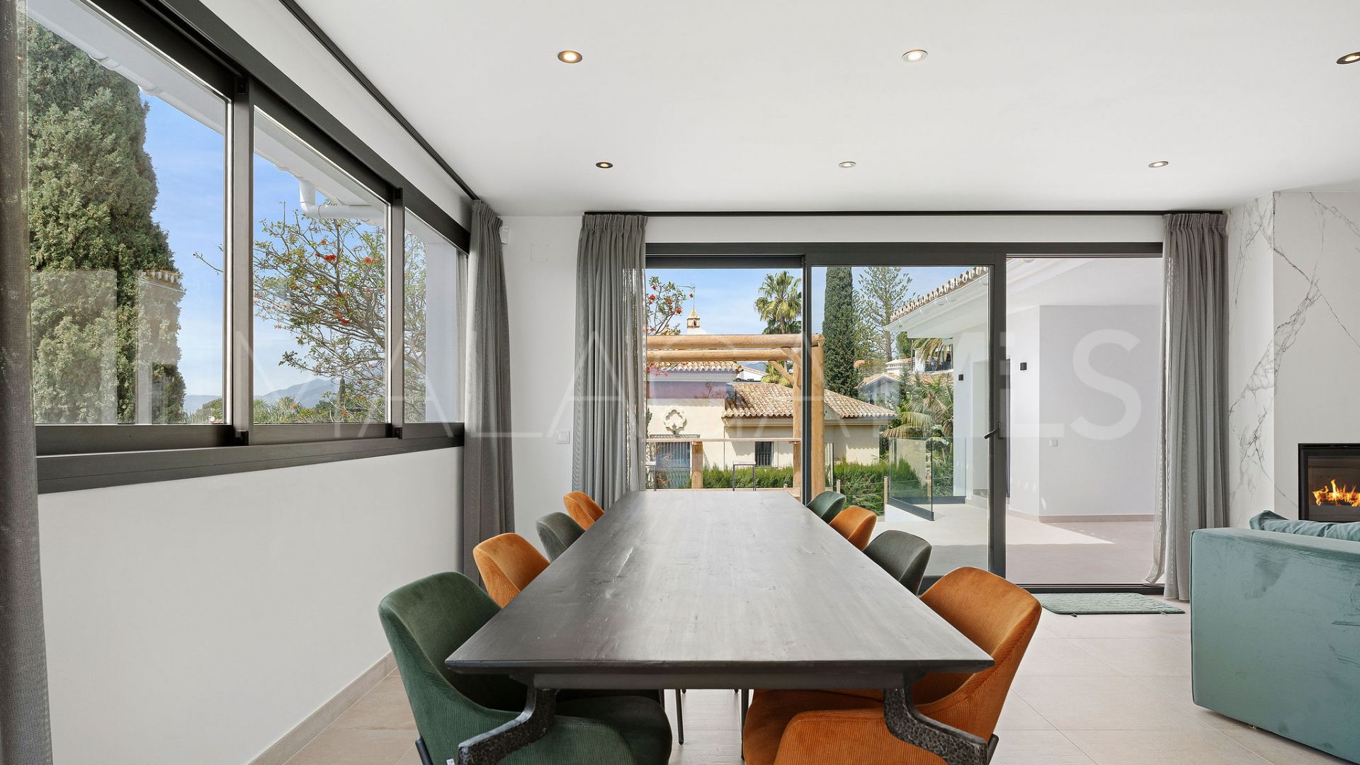 Buy villa with 4 bedrooms in Elviria