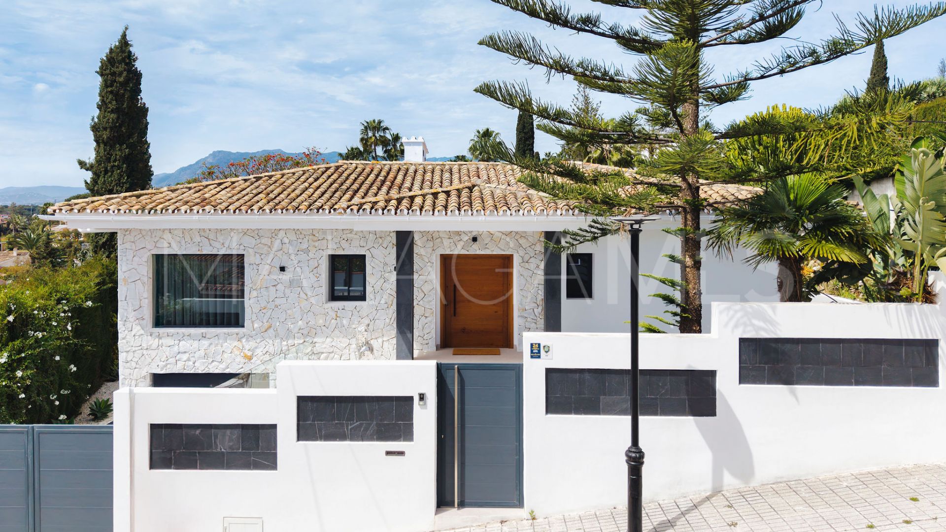 Buy villa with 4 bedrooms in Elviria