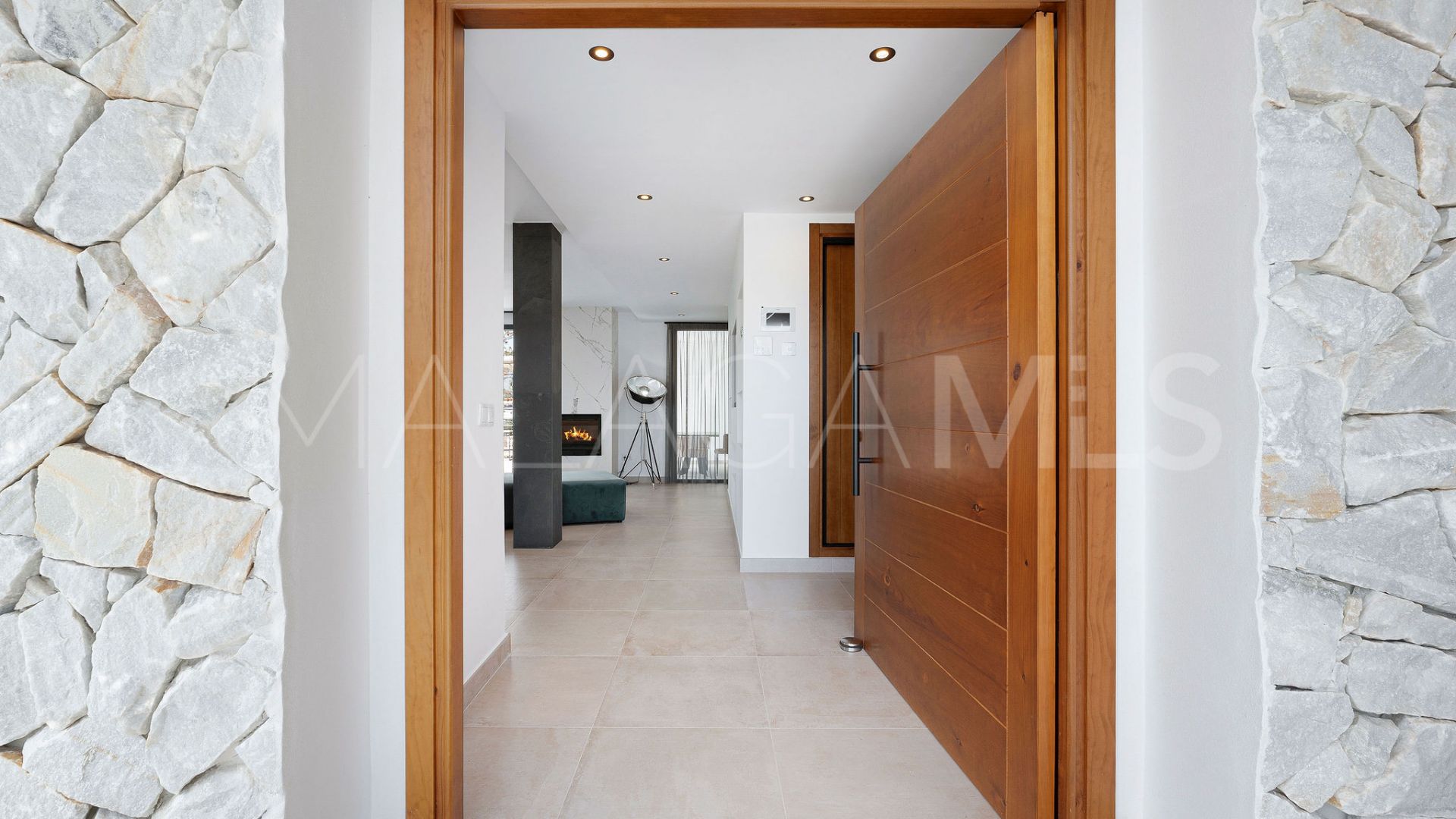 Buy villa with 4 bedrooms in Elviria