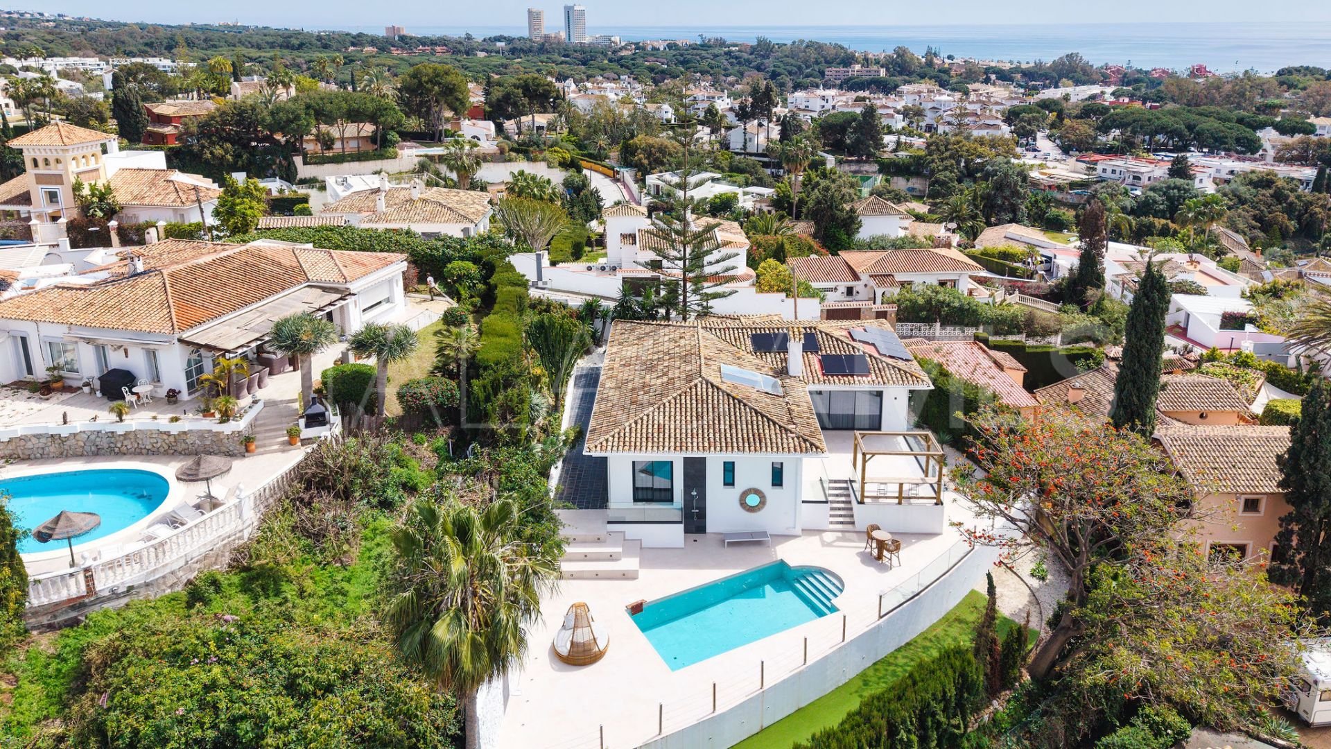 Buy villa with 4 bedrooms in Elviria