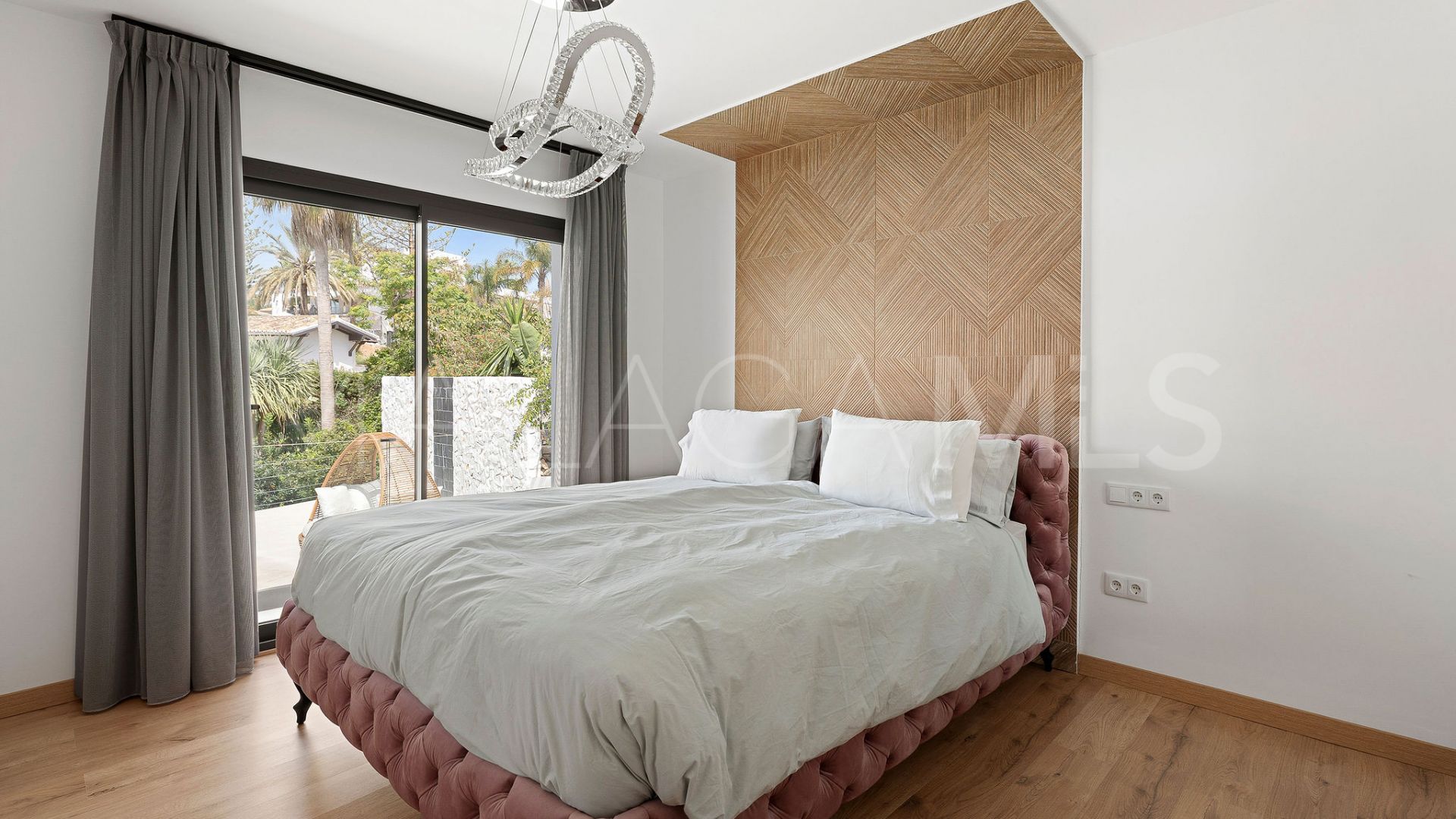 Buy villa with 4 bedrooms in Elviria