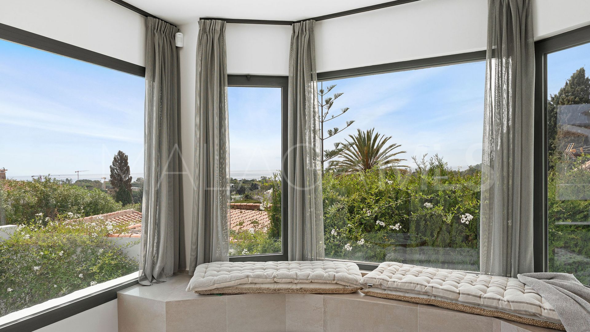 Buy villa with 4 bedrooms in Elviria