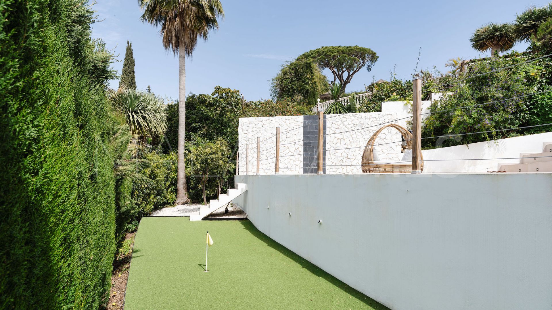 Buy villa with 4 bedrooms in Elviria