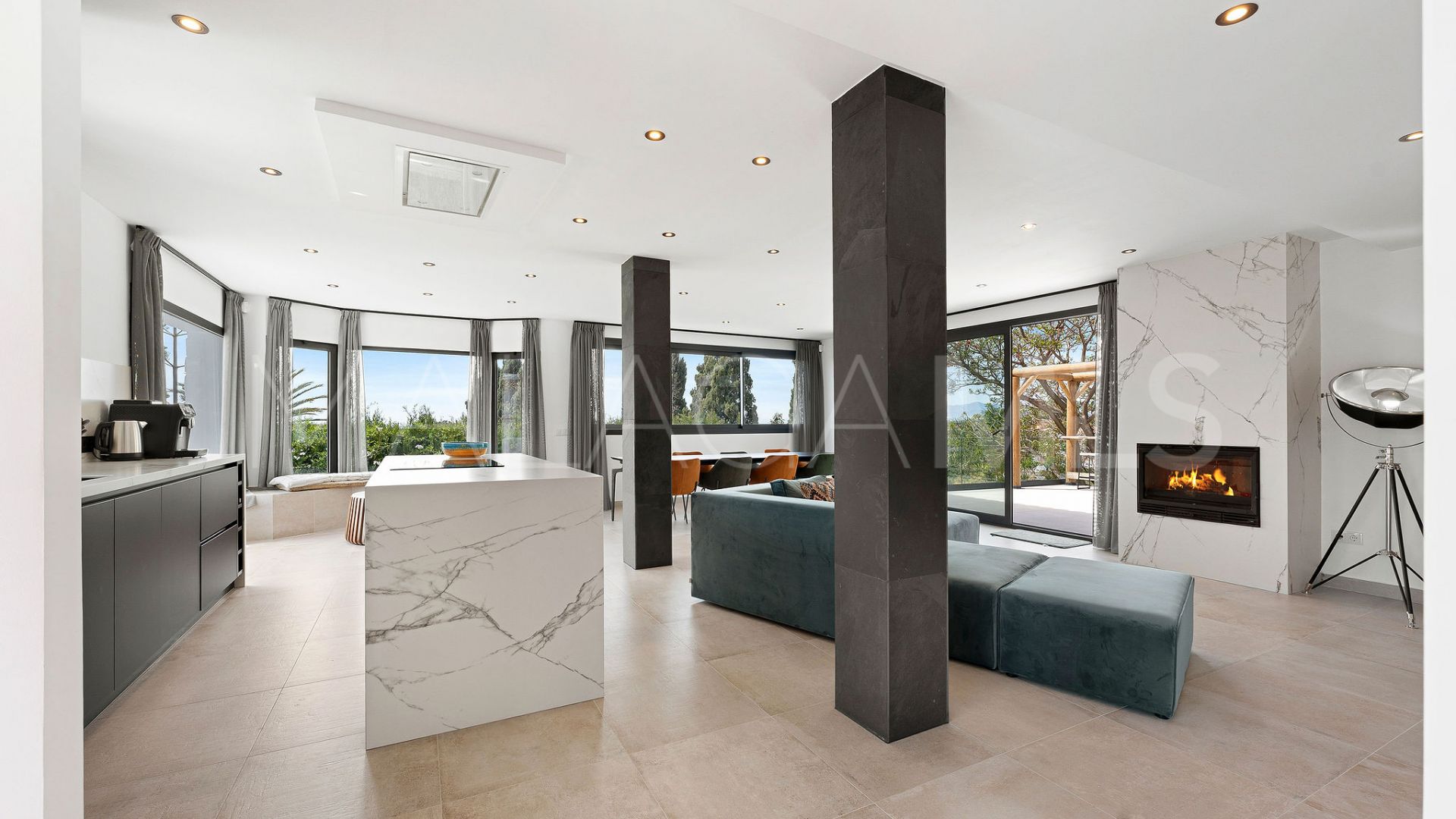 Buy villa with 4 bedrooms in Elviria