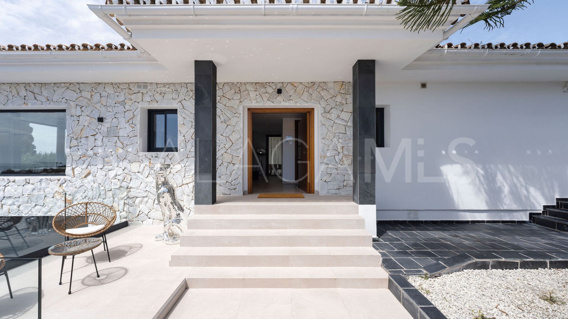 Buy villa with 4 bedrooms in Elviria