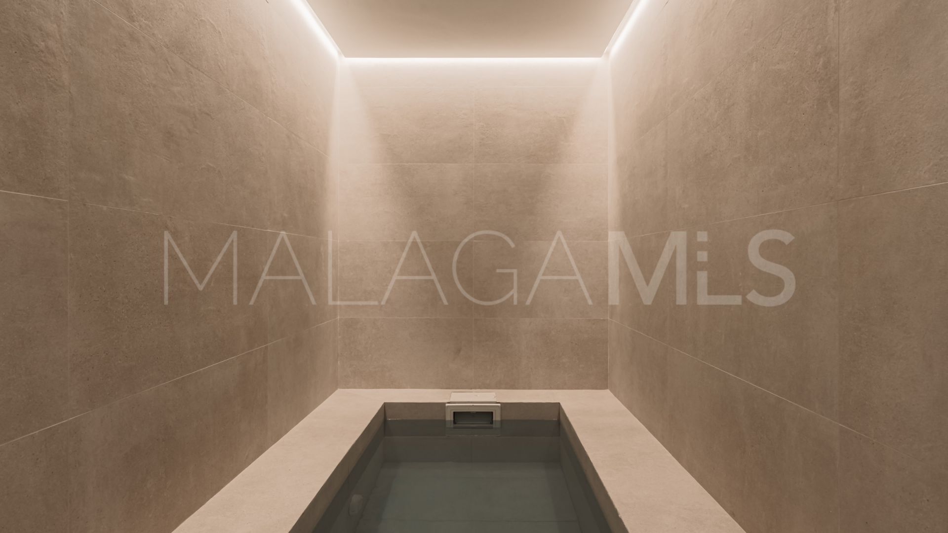 Villa for sale in Nueva Andalucia