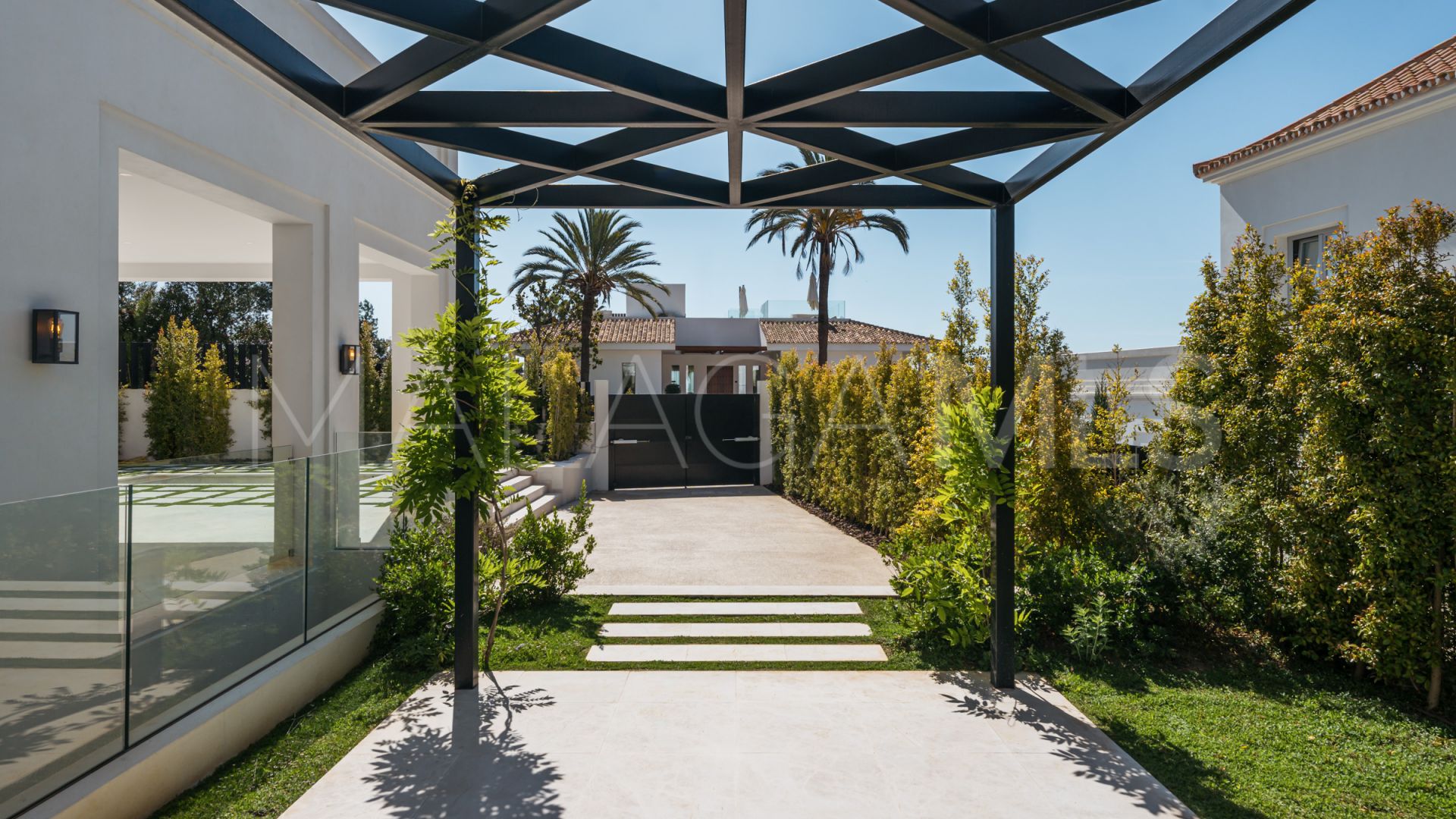 Villa for sale in Nueva Andalucia