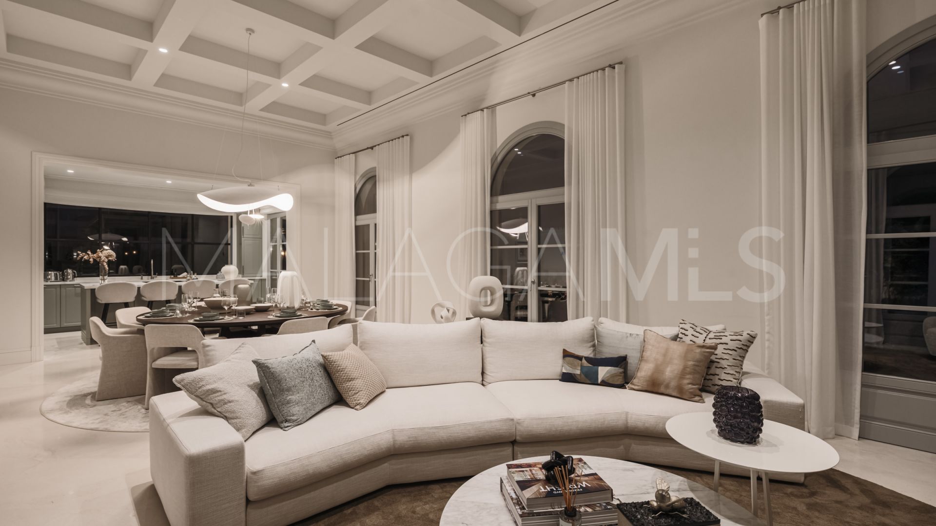 Villa for sale in Nueva Andalucia