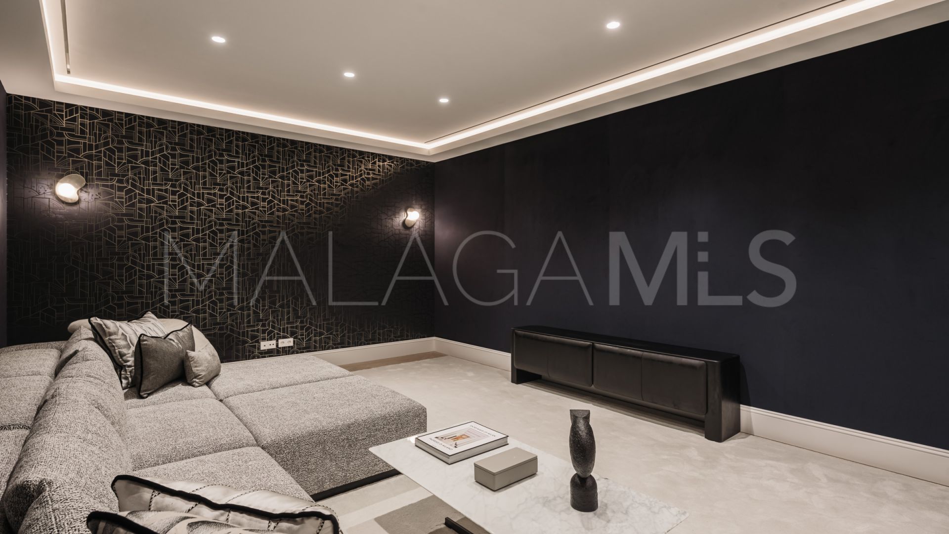 Villa for sale in Nueva Andalucia