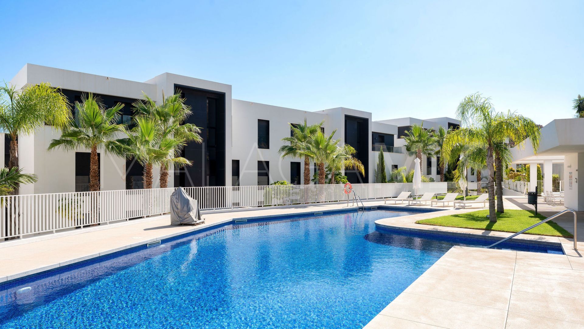 Lägenhet for sale in Azahar de Marbella