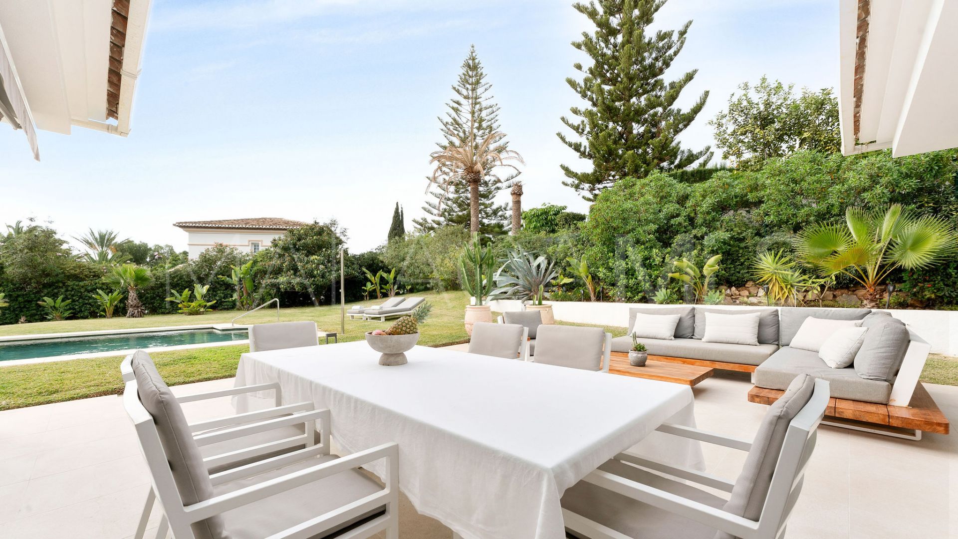 Villa for sale in Elviria