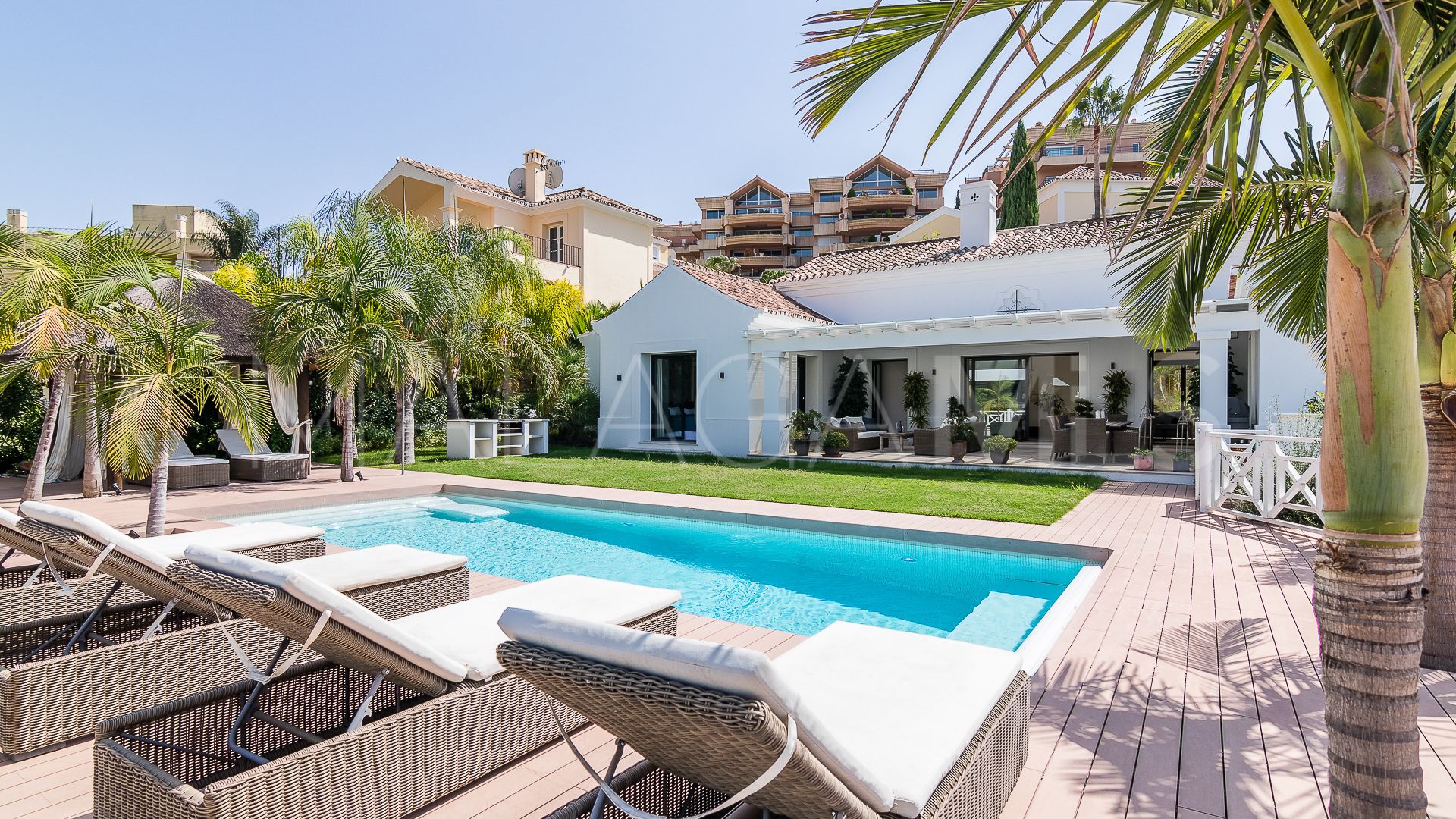 Villa for sale in Nueva Andalucia