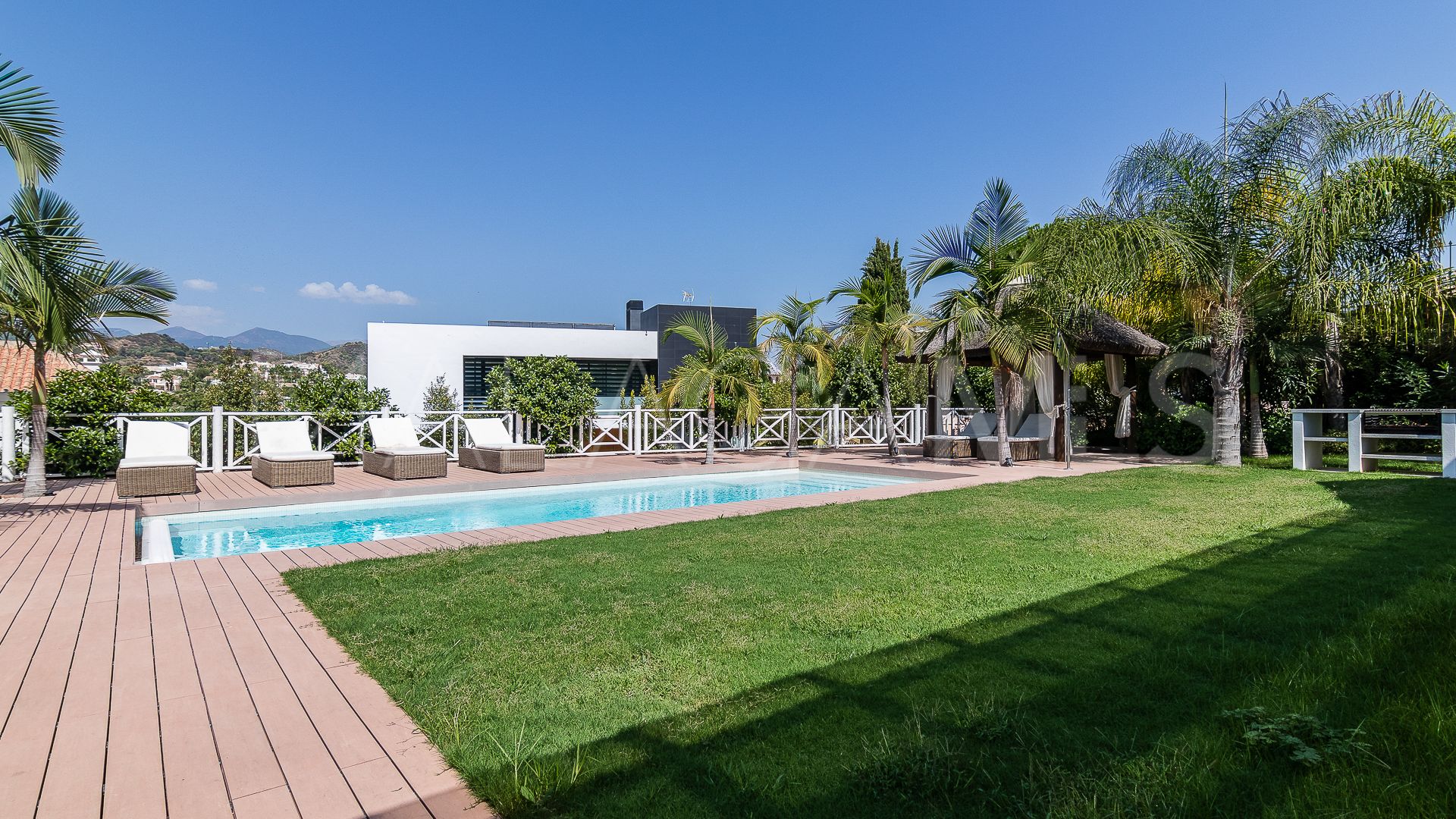 Villa for sale in Nueva Andalucia