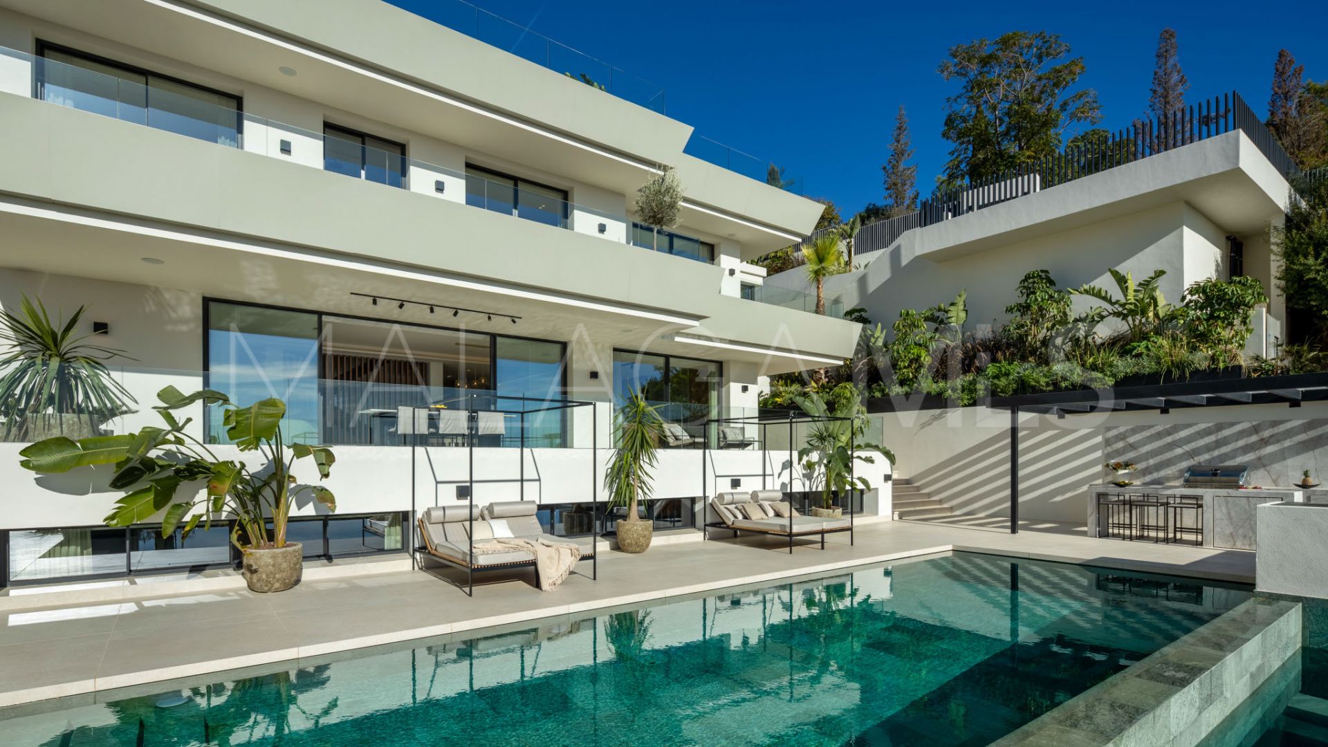 Villa for sale in Elviria