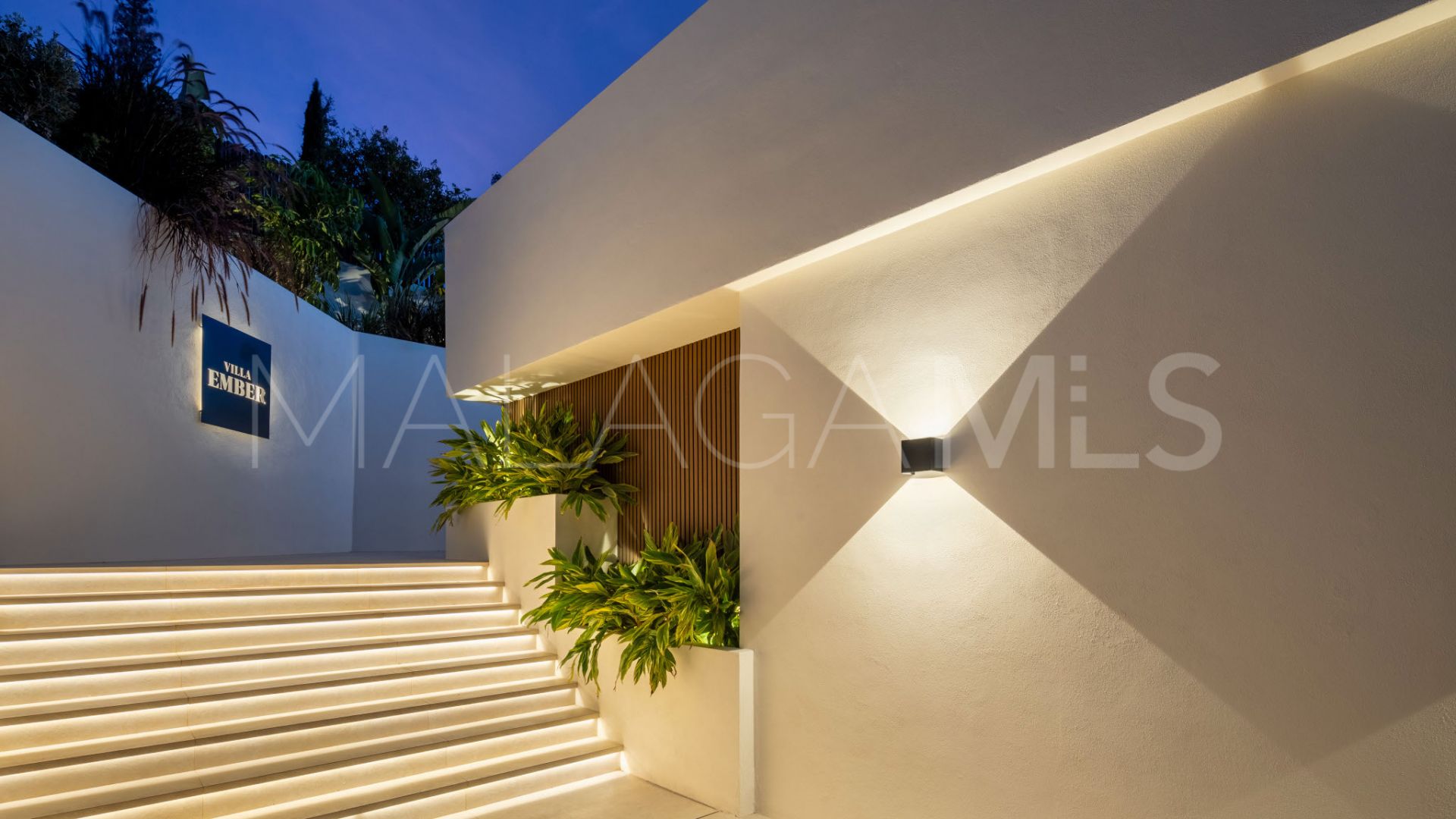 Villa for sale in Elviria