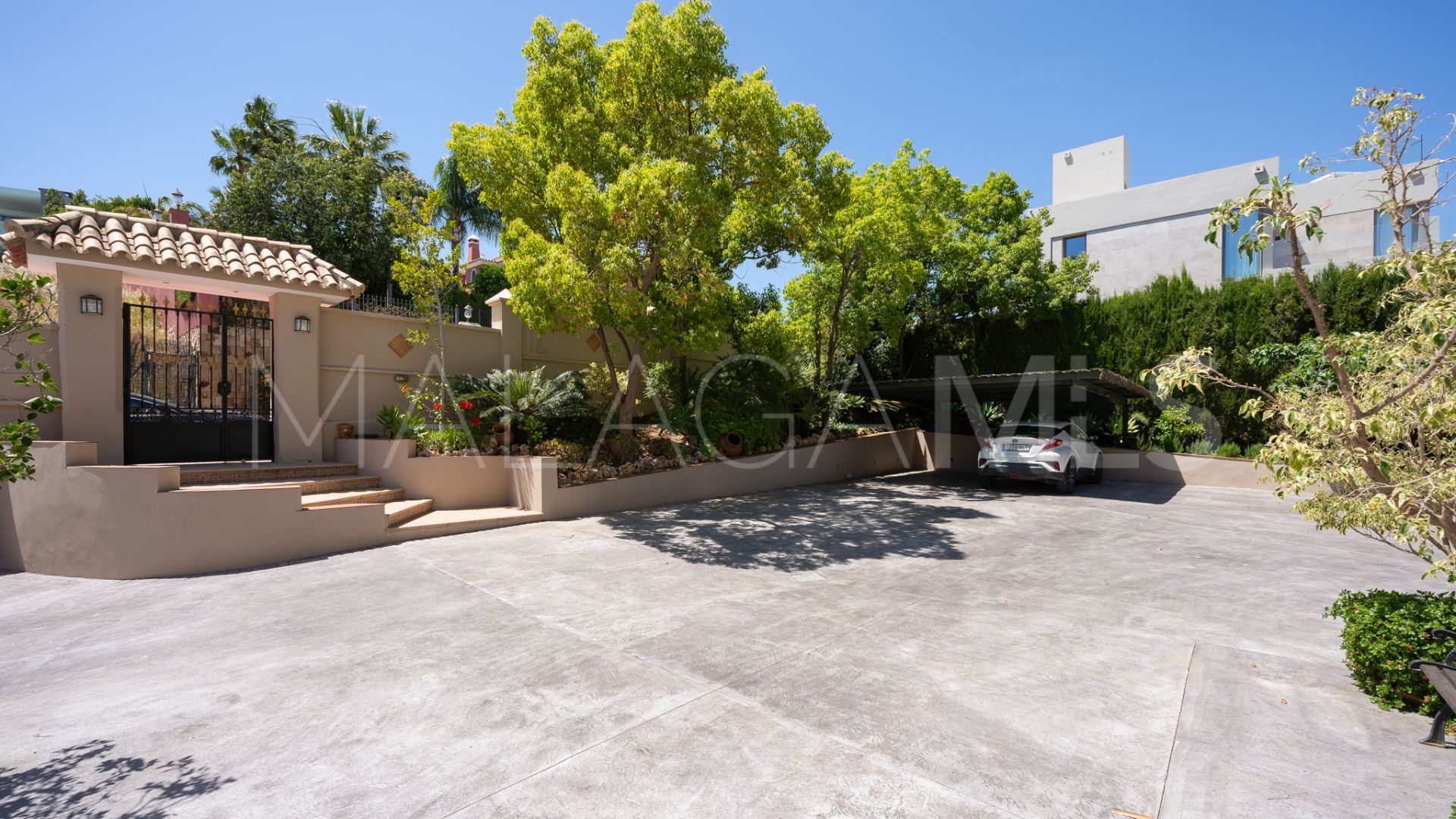 Se vende villa in Nueva Andalucia with 7 bedrooms