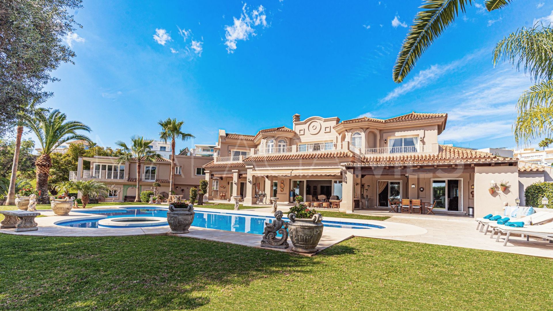 Se vende villa in Nueva Andalucia with 7 bedrooms