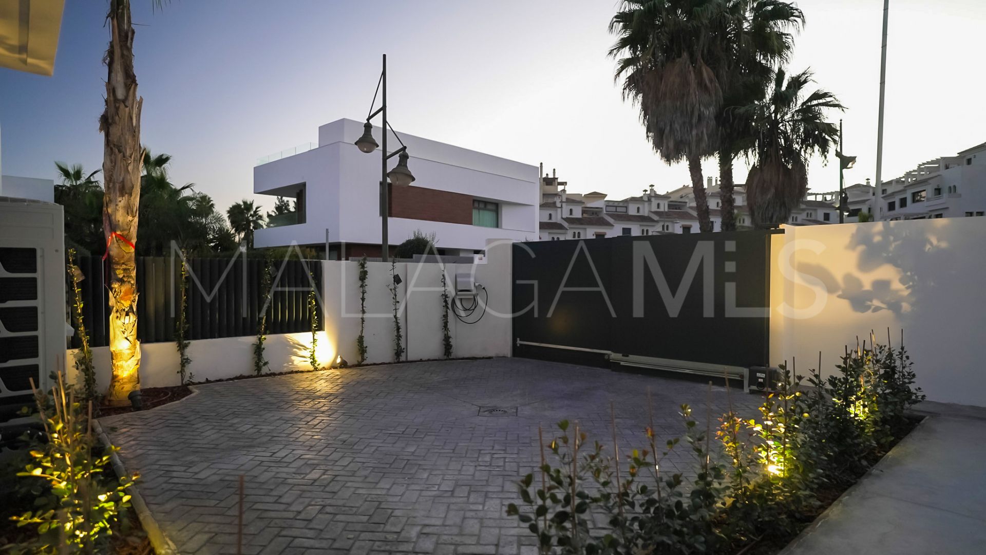 Villa with 5 bedrooms for sale in New Golden Mile